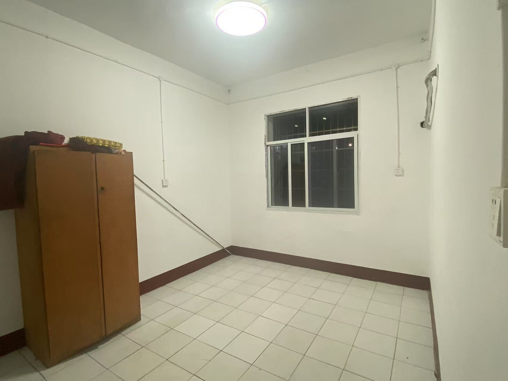 乾元宫社区 2室1厅1卫 700.0元/月 乾元宫社区 2室1厅1卫 700.0元/月室内图