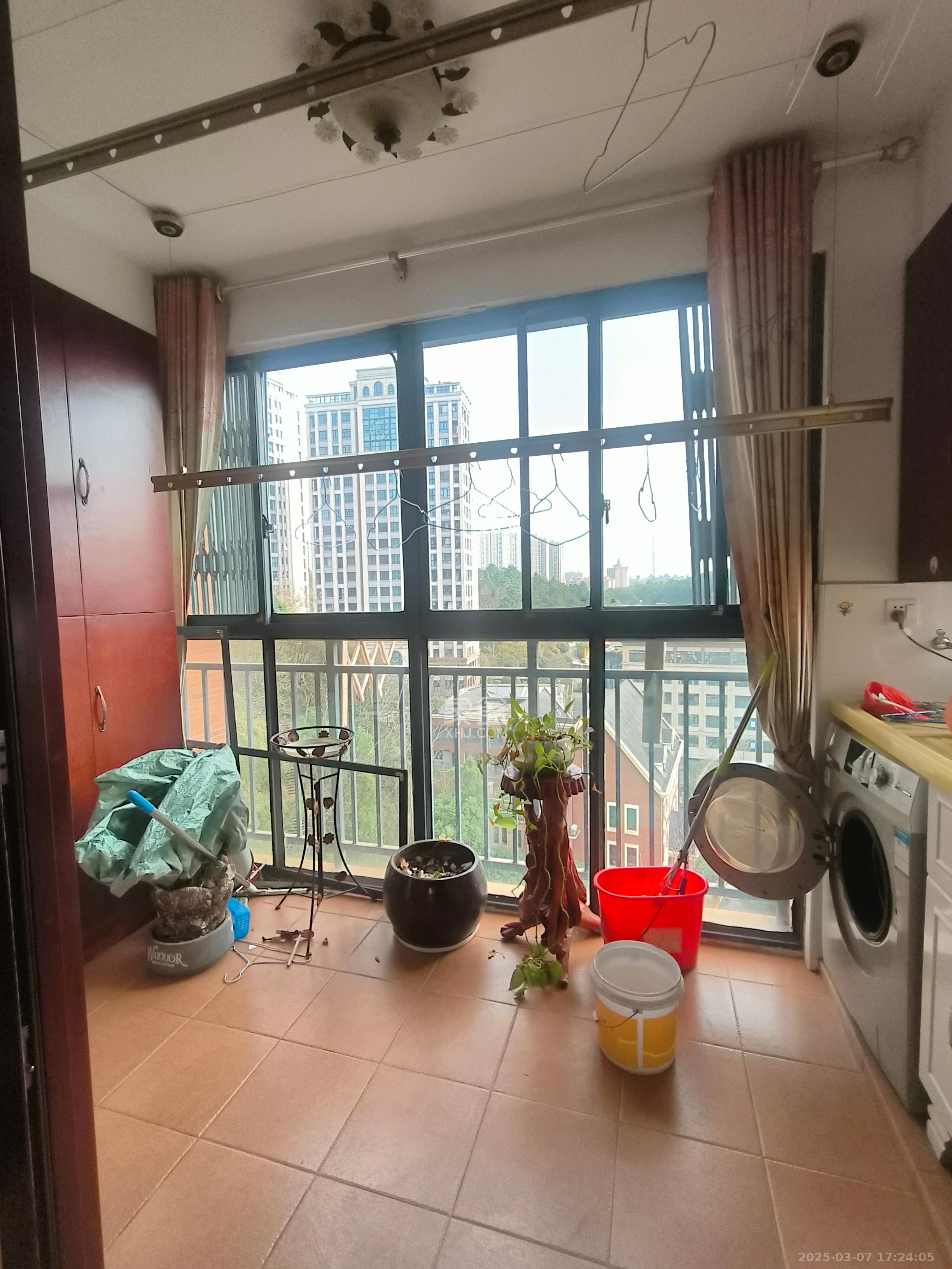 翡翠云天  3室2厅1卫    2500.0元/月室内图