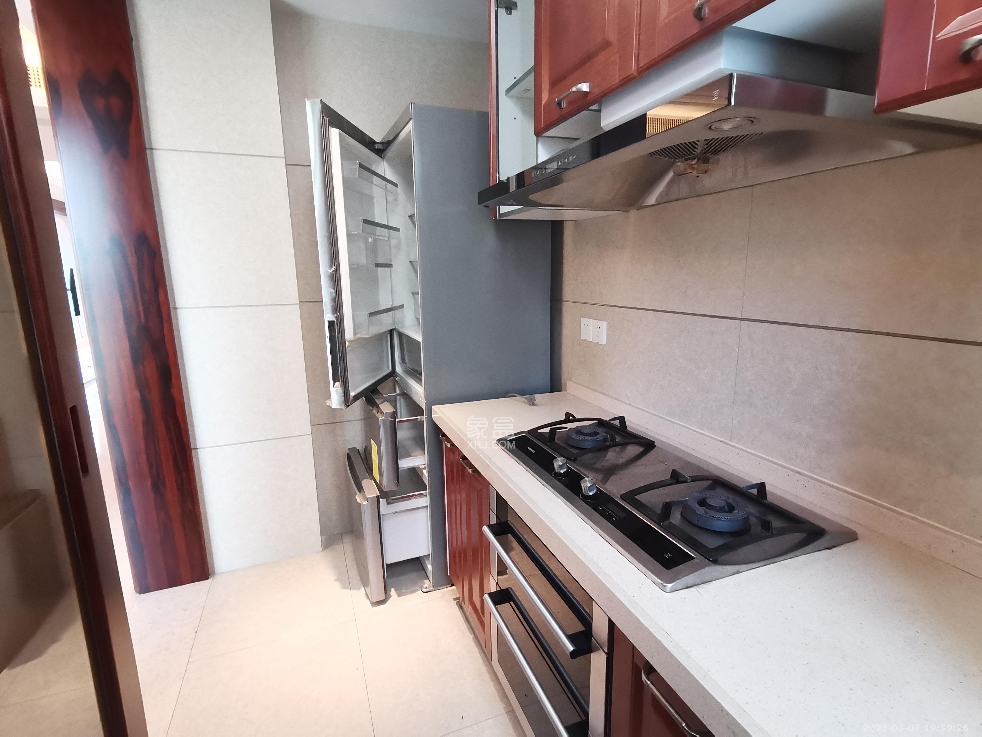 运达中央广场一、二期  4室2厅2卫    12000.0元/月室内图