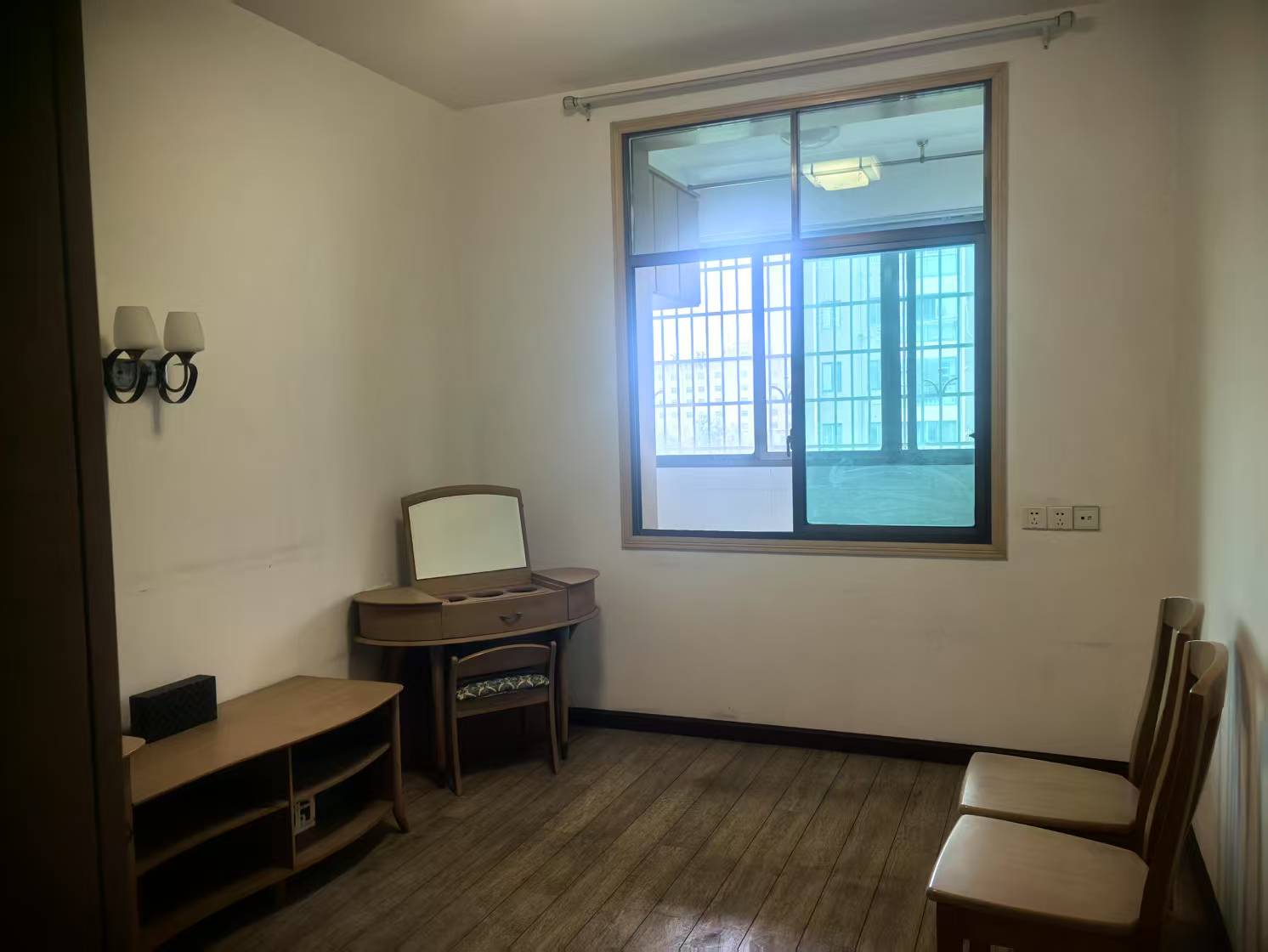 园林苑  3室2厅2卫   2100.00元/月室内图1