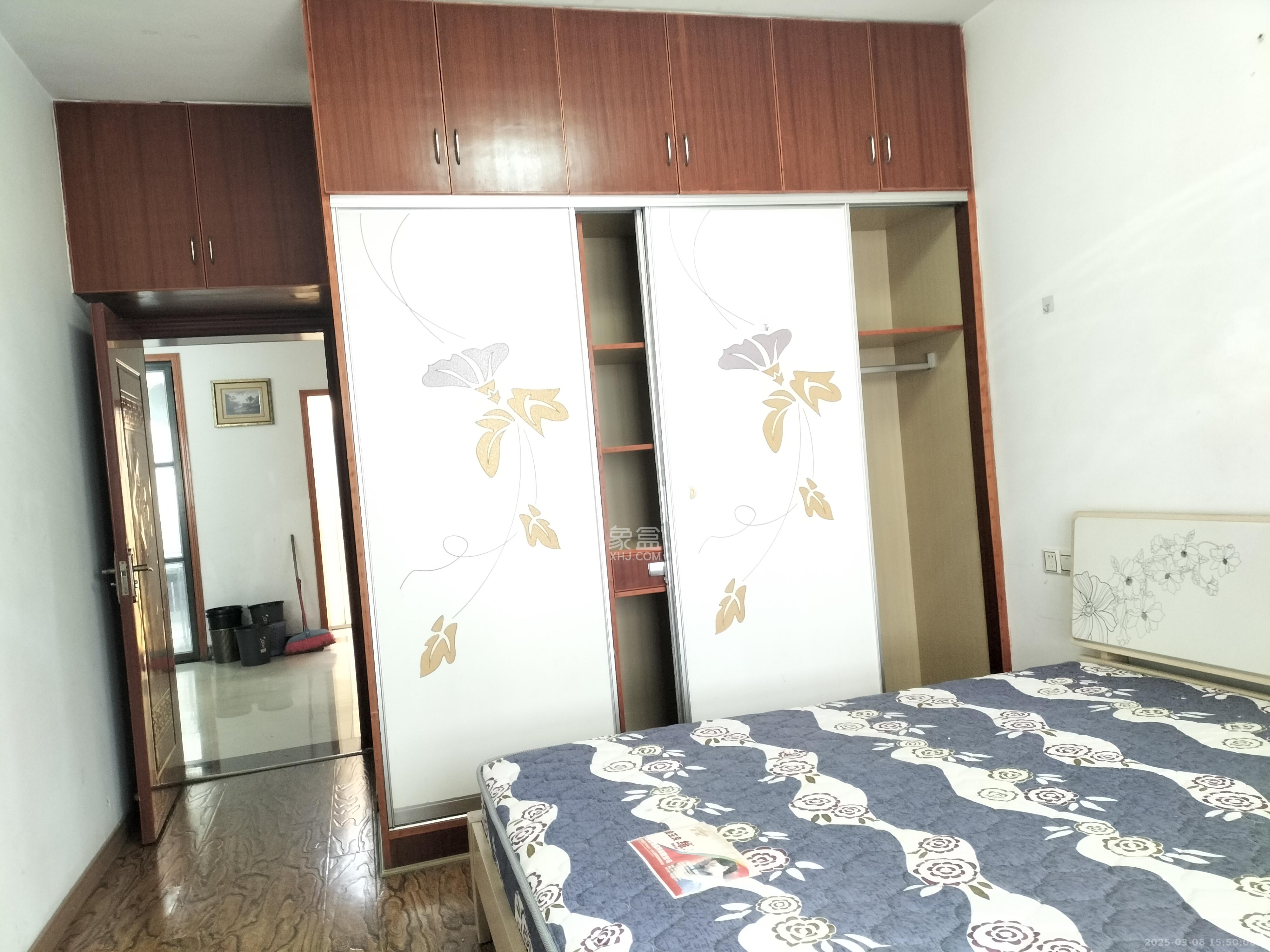 长丰小区 3室2厅1卫 2300.0元/月 长丰小区 3室2厅1卫 2300.0元/月室内图