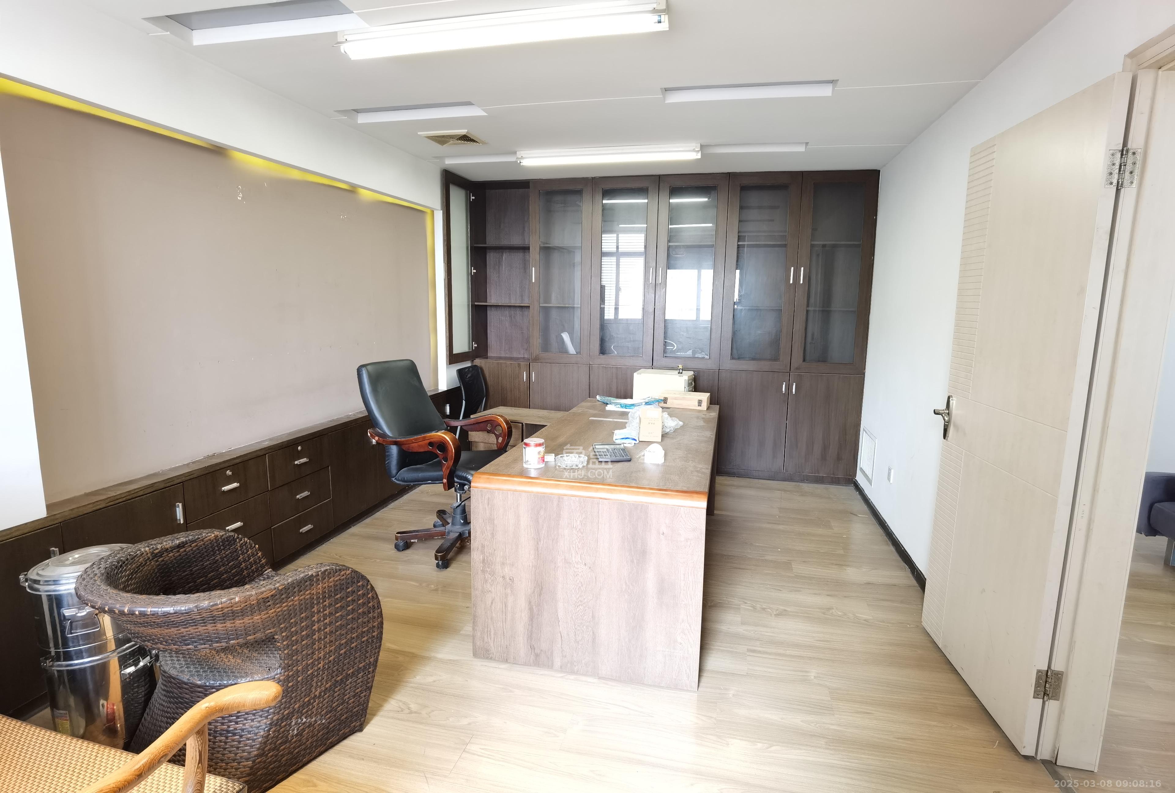 上河国际F座  1室1厅0卫   2500.00元/月