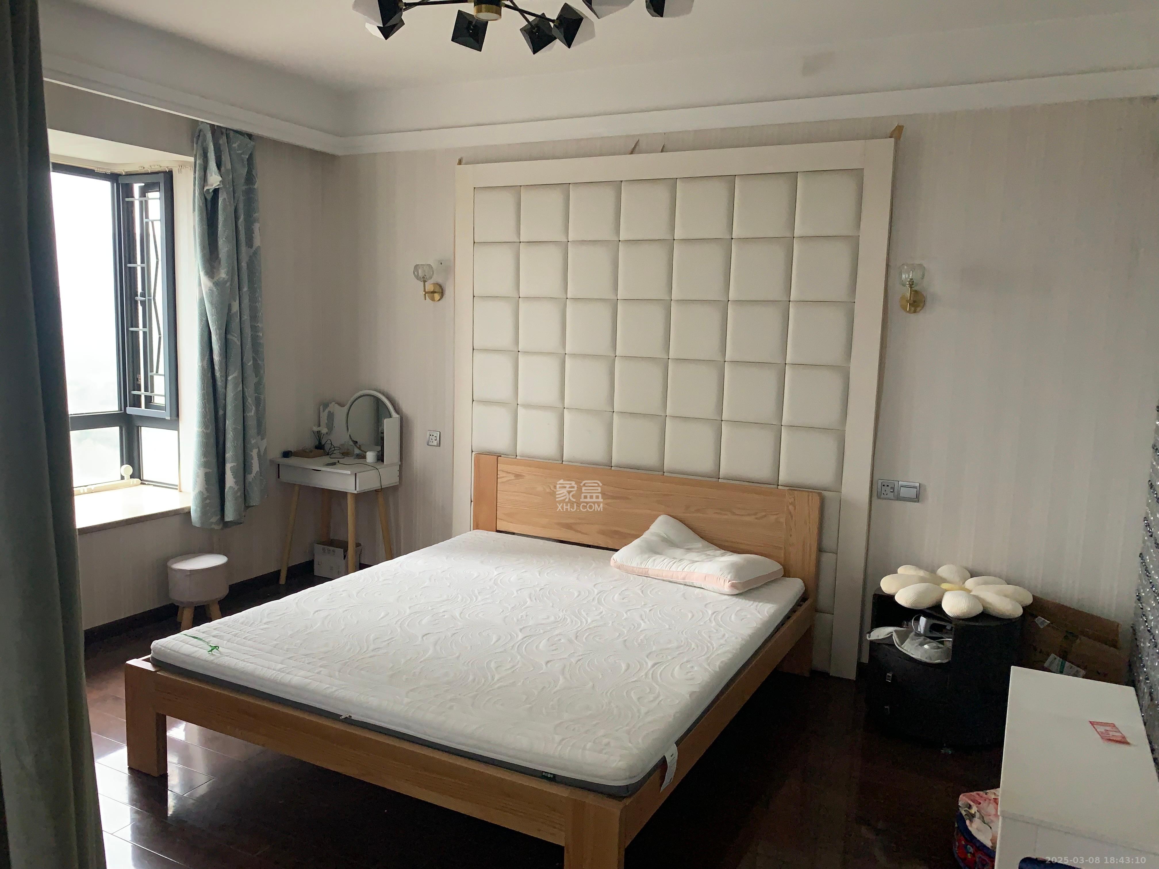 藏珑湖上国际花园 4室2厅2卫 4500.0元/月 藏珑湖上国际花园 4室2厅2卫 4500.0元/月室内图