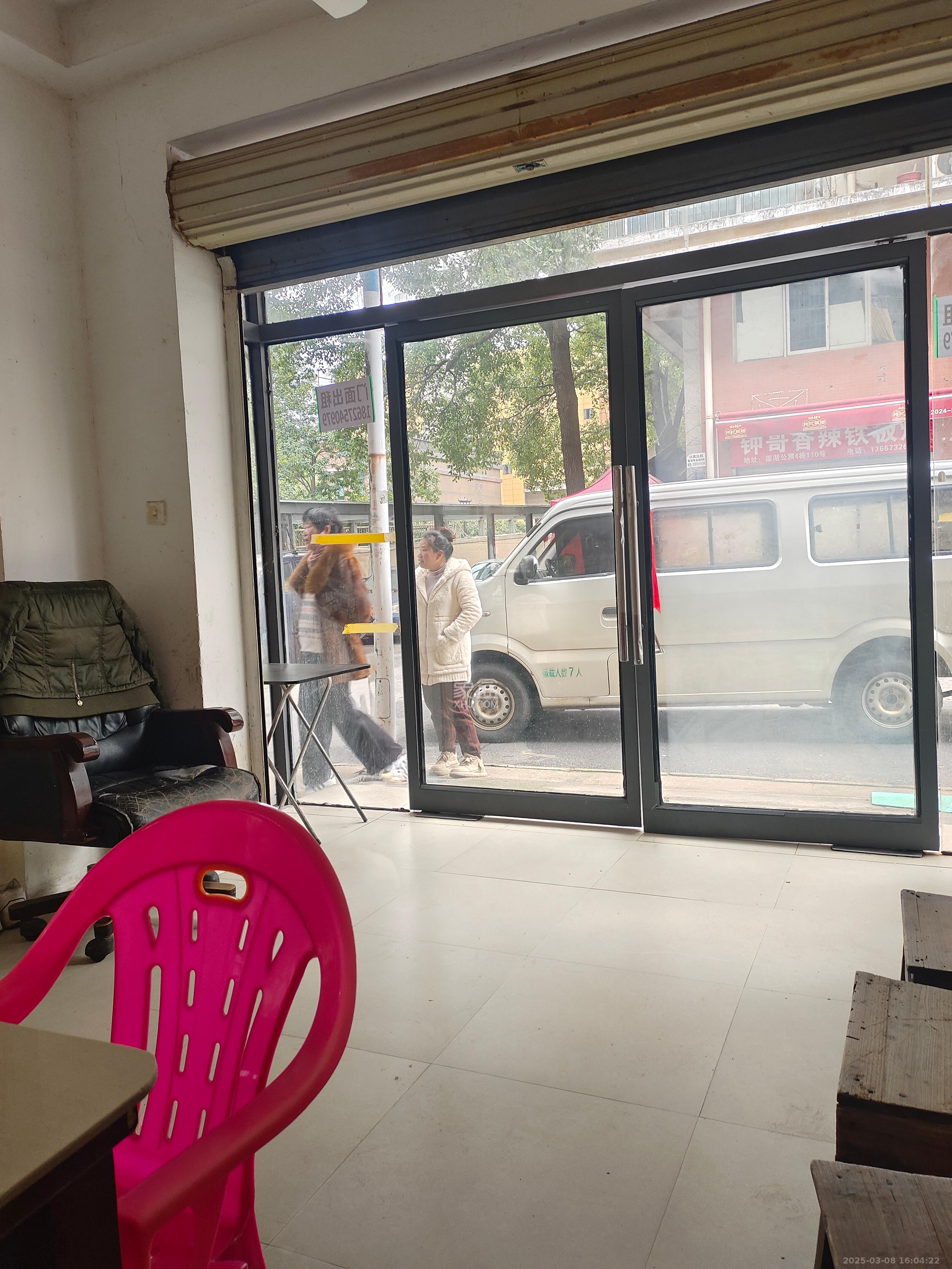 莲湖汽车饰品城(莲湖公寓)  1室2厅1卫    2000.0元/月 莲湖汽车饰品城(莲湖公寓)  1室2厅1卫    2000.0元/月室内图1