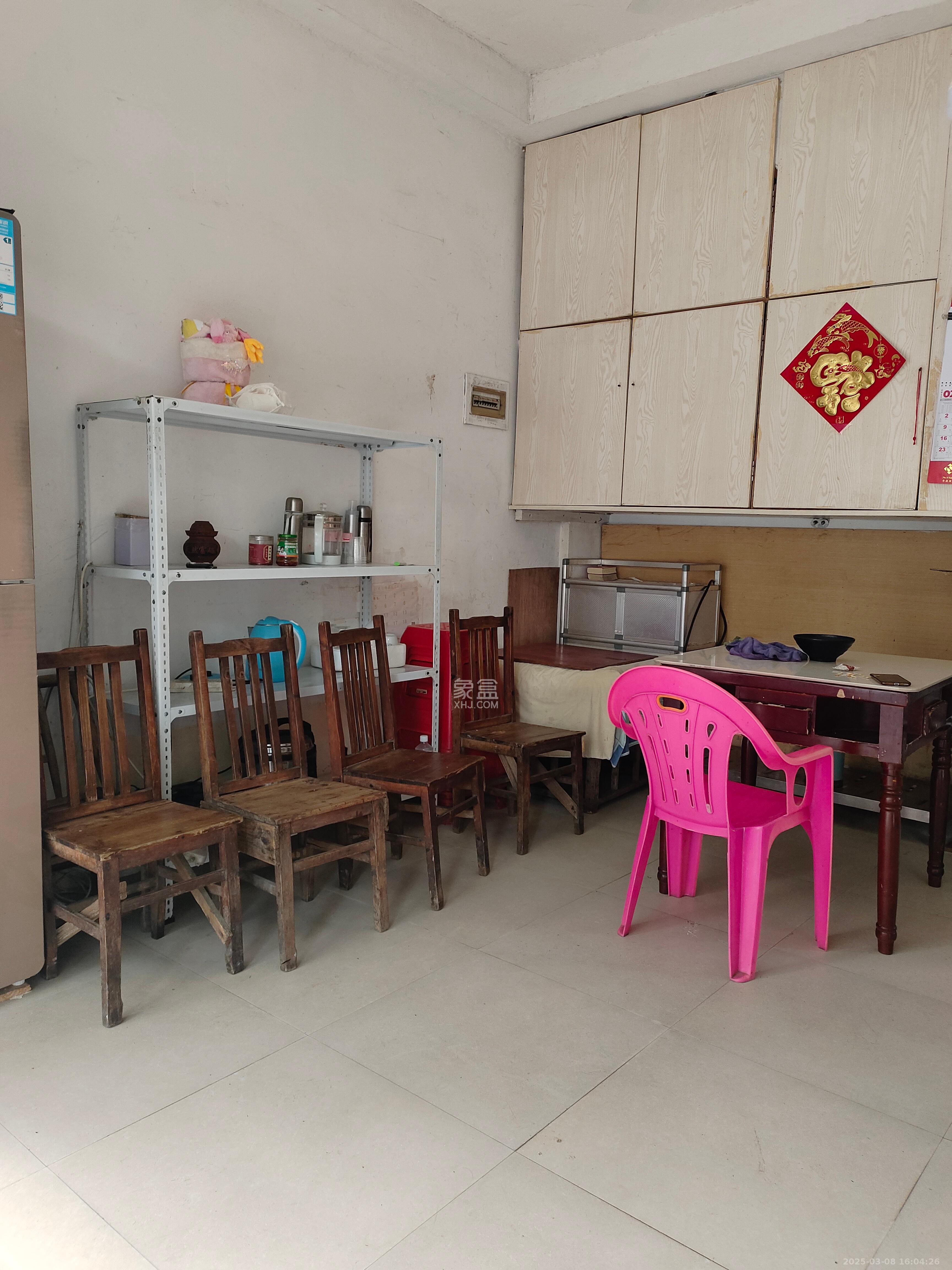 莲湖汽车饰品城(莲湖公寓)  1室2厅1卫    2000.0元/月 莲湖汽车饰品城(莲湖公寓)  1室2厅1卫    2000.0元/月室内图