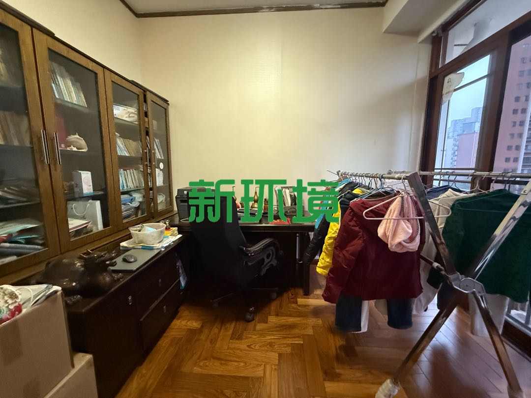 月亮湾一期  5室2厅3卫   85.00万客厅