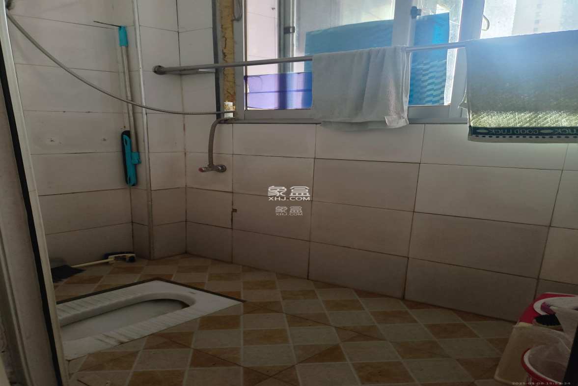 莲湖汽车饰品城(莲湖公寓) 3室3厅1卫 2000.0元/月 莲湖汽车饰品城(莲湖公寓) 3室3厅1卫 2000.0元/月室内图