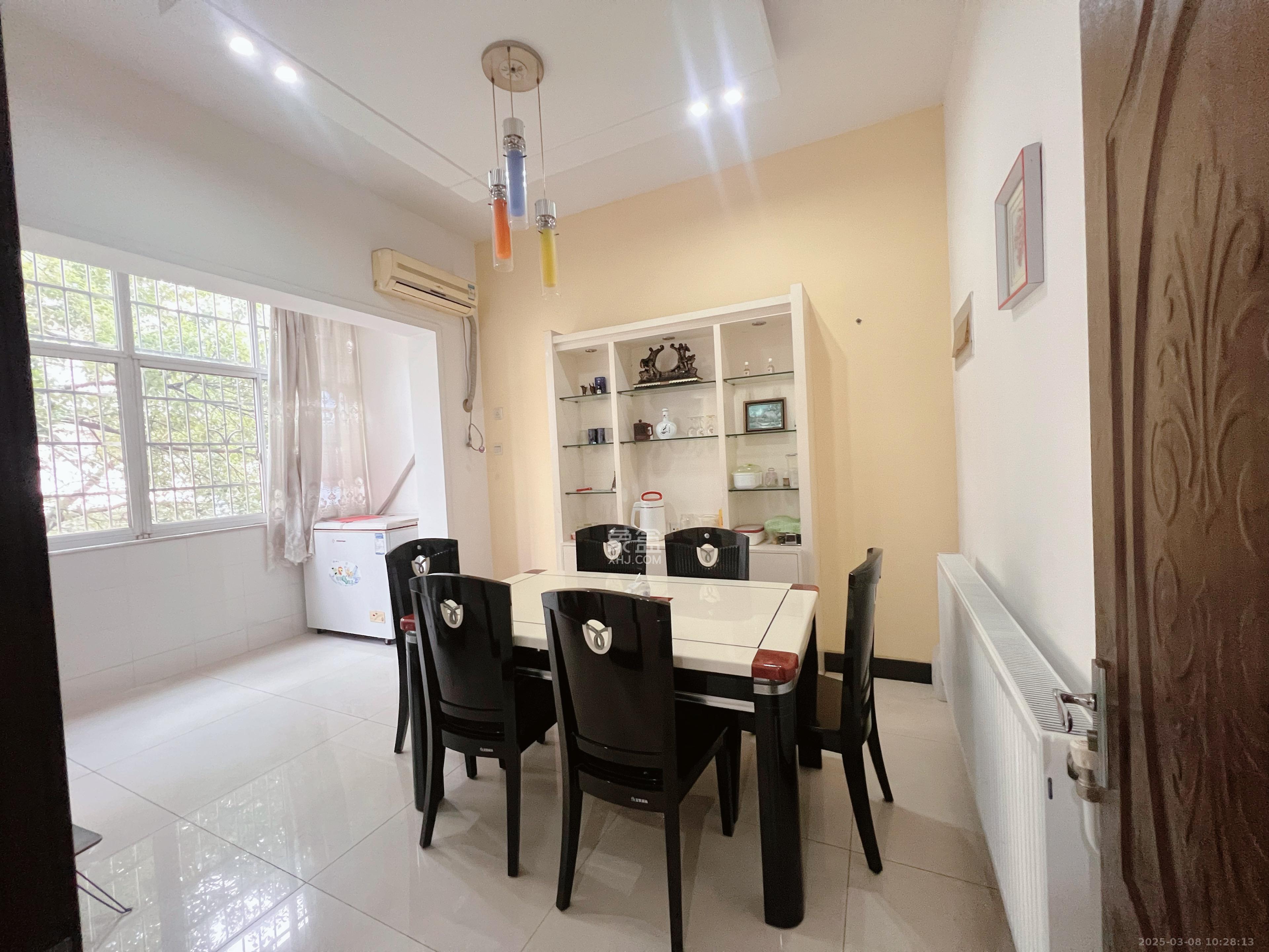 金侨世纪苑 5室2厅3卫 95.0万 金侨世纪苑 5室2厅3卫 95.0万室内图