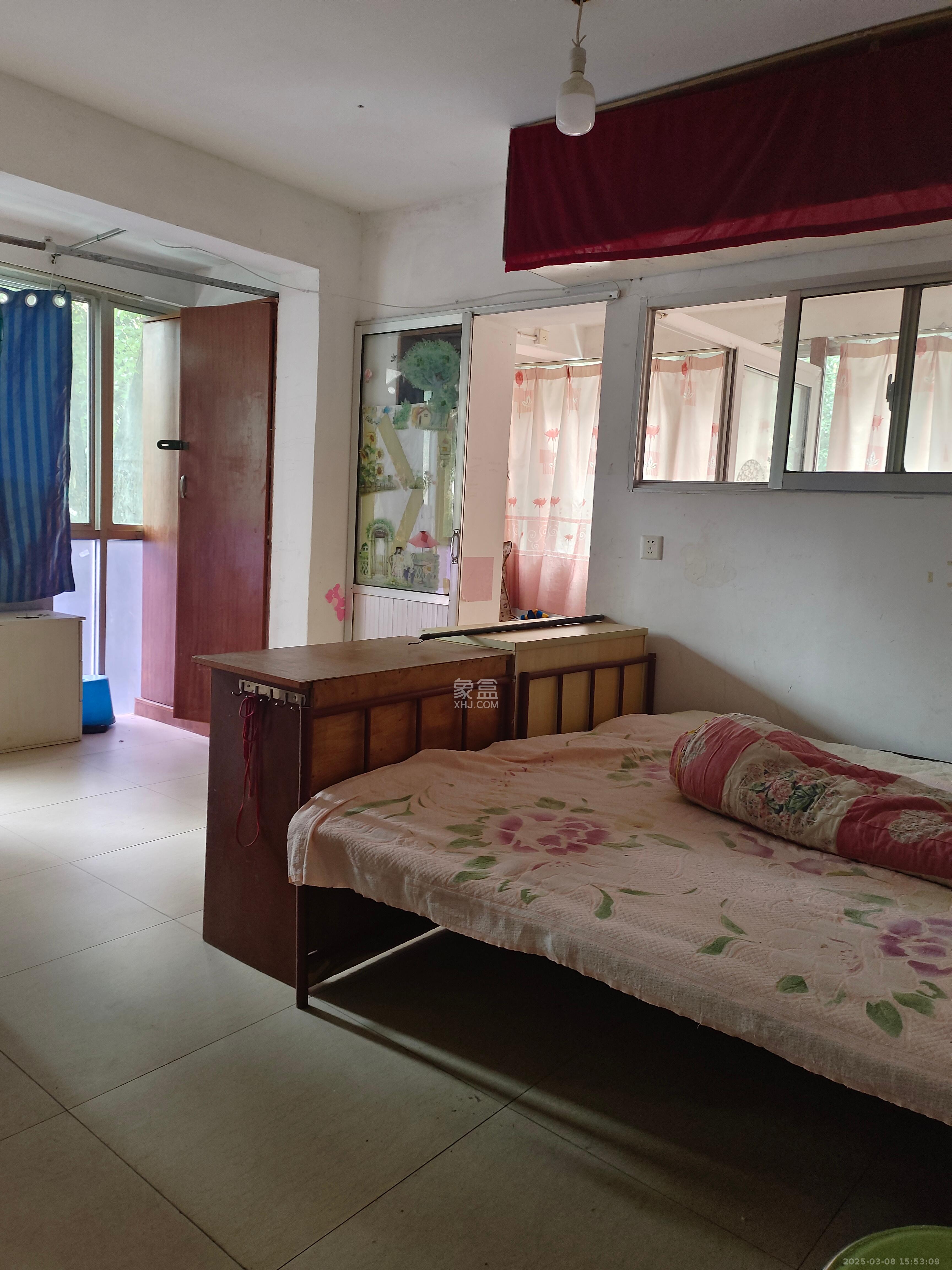 莲湖汽车饰品城(莲湖公寓) 3室3厅1卫 2000.0元/月 莲湖汽车饰品城(莲湖公寓) 3室3厅1卫 2000.0元/月室内图