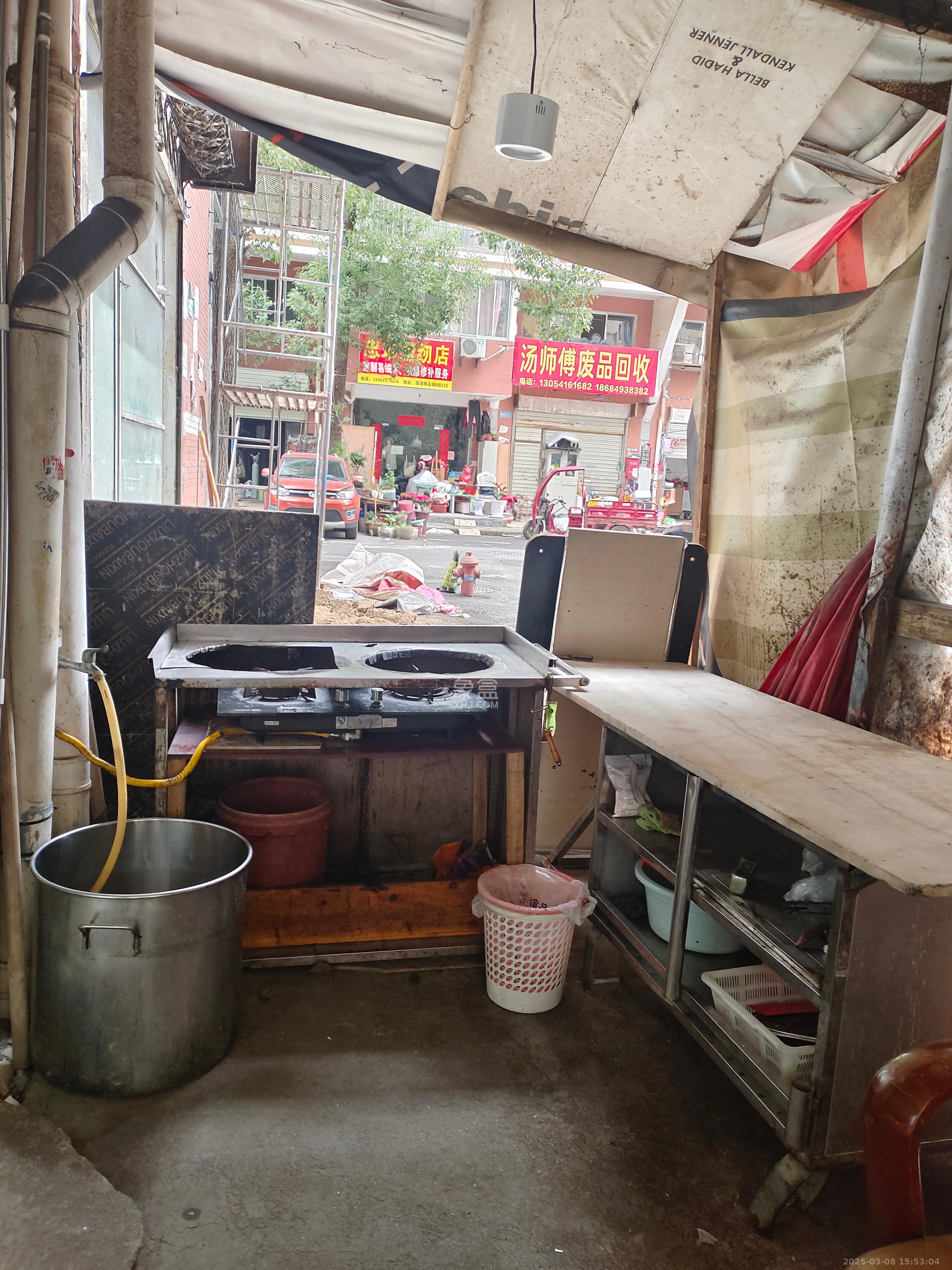 莲湖汽车饰品城(莲湖公寓) 3室3厅1卫 2000.0元/月 莲湖汽车饰品城(莲湖公寓) 3室3厅1卫 2000.0元/月室内图