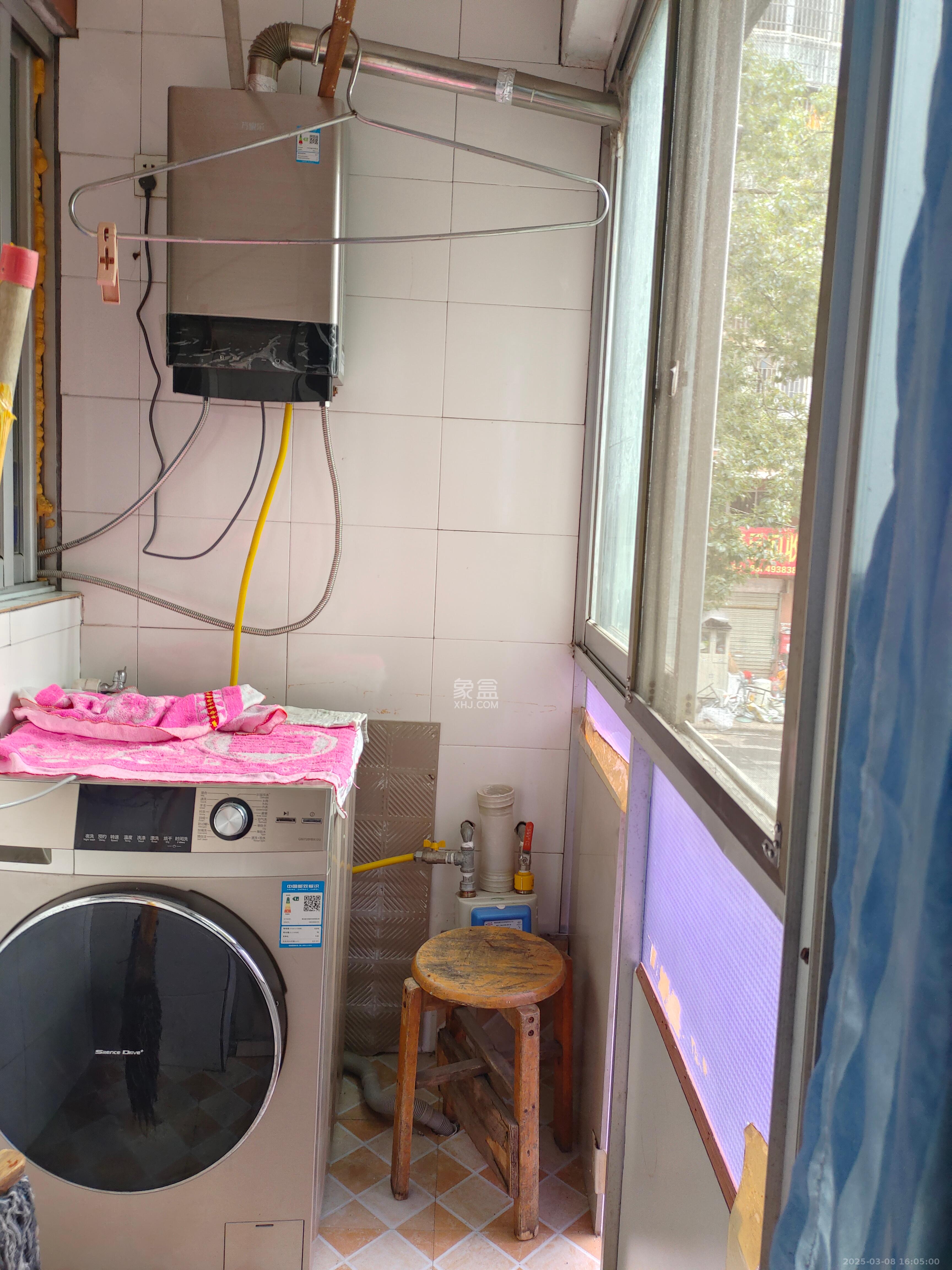 莲湖汽车饰品城(莲湖公寓)  1室2厅1卫    2000.0元/月 莲湖汽车饰品城(莲湖公寓)  1室2厅1卫    2000.0元/月室内图