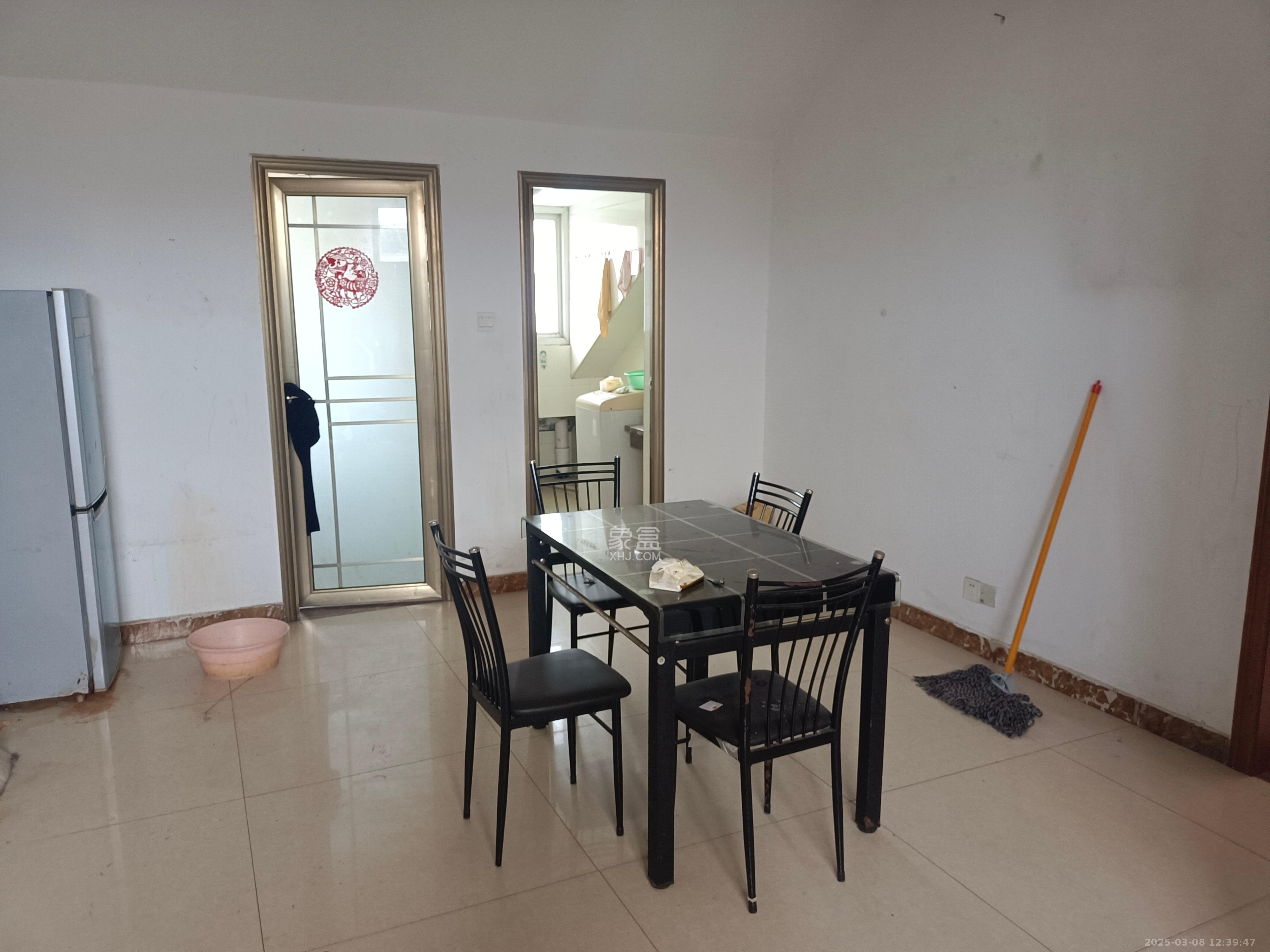 鄱阳小区  1室1厅1卫    700.0元/月 鄱阳小区  1室1厅1卫    700.0元/月室内图