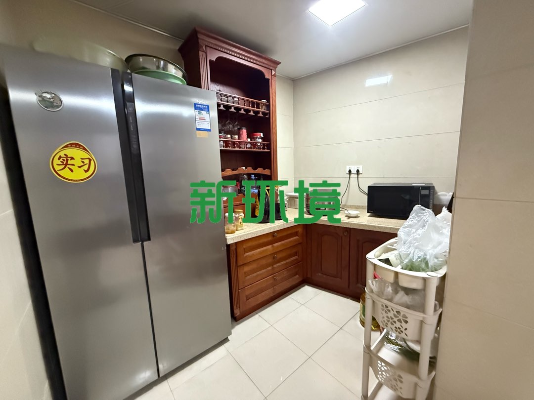 月亮湾一期  5室2厅3卫   85.00万客厅