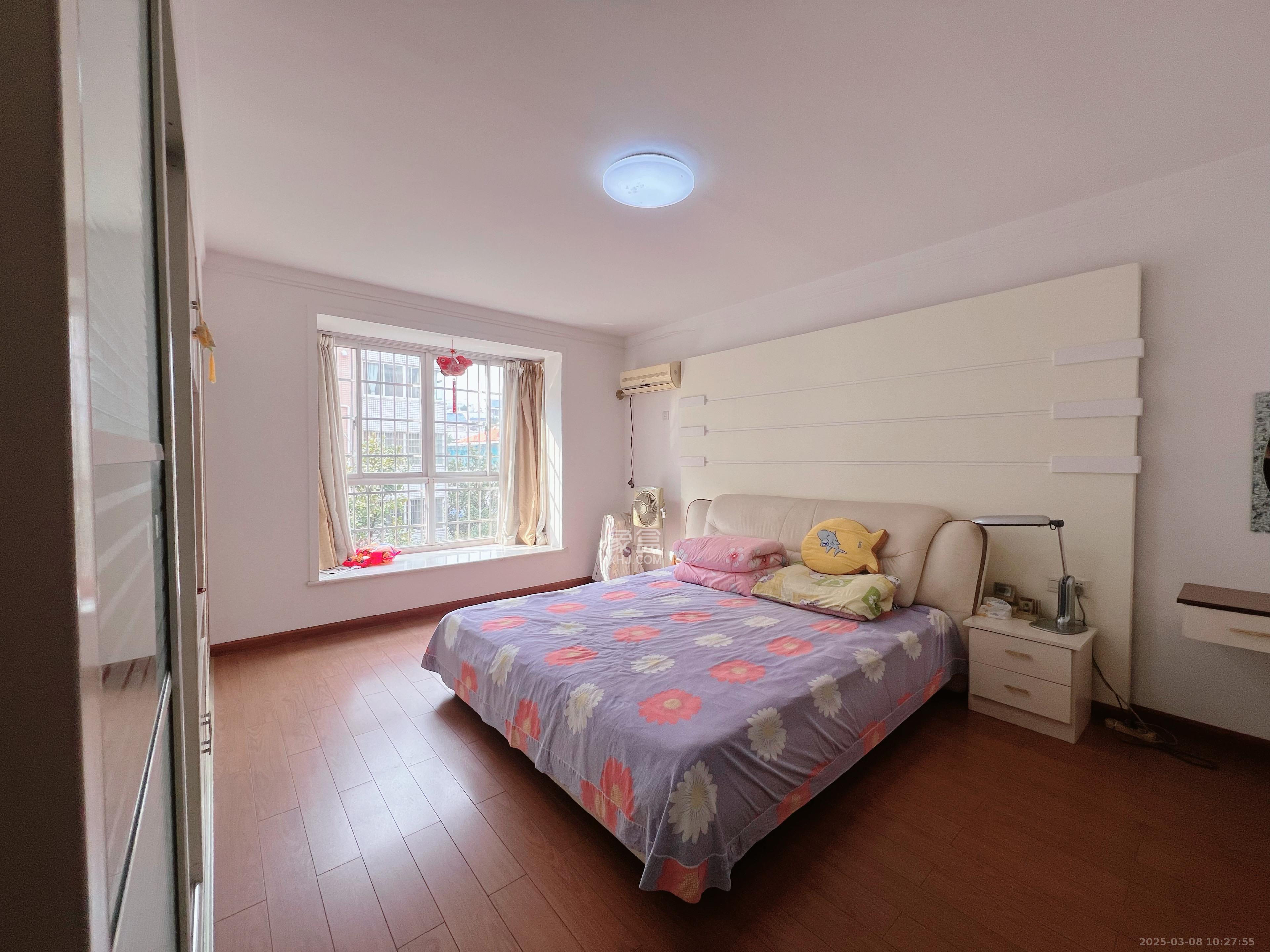 金侨世纪苑 5室2厅3卫 95.0万 金侨世纪苑 5室2厅3卫 95.0万室内图