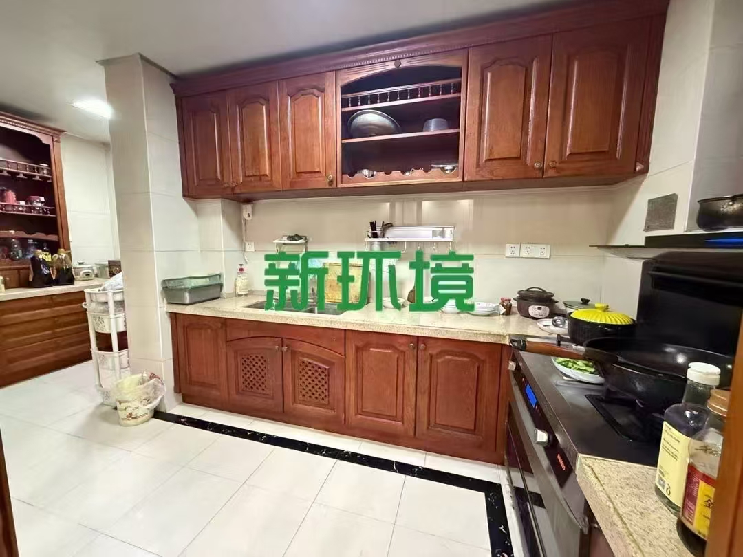 月亮湾一期  5室2厅3卫   85.00万客厅
