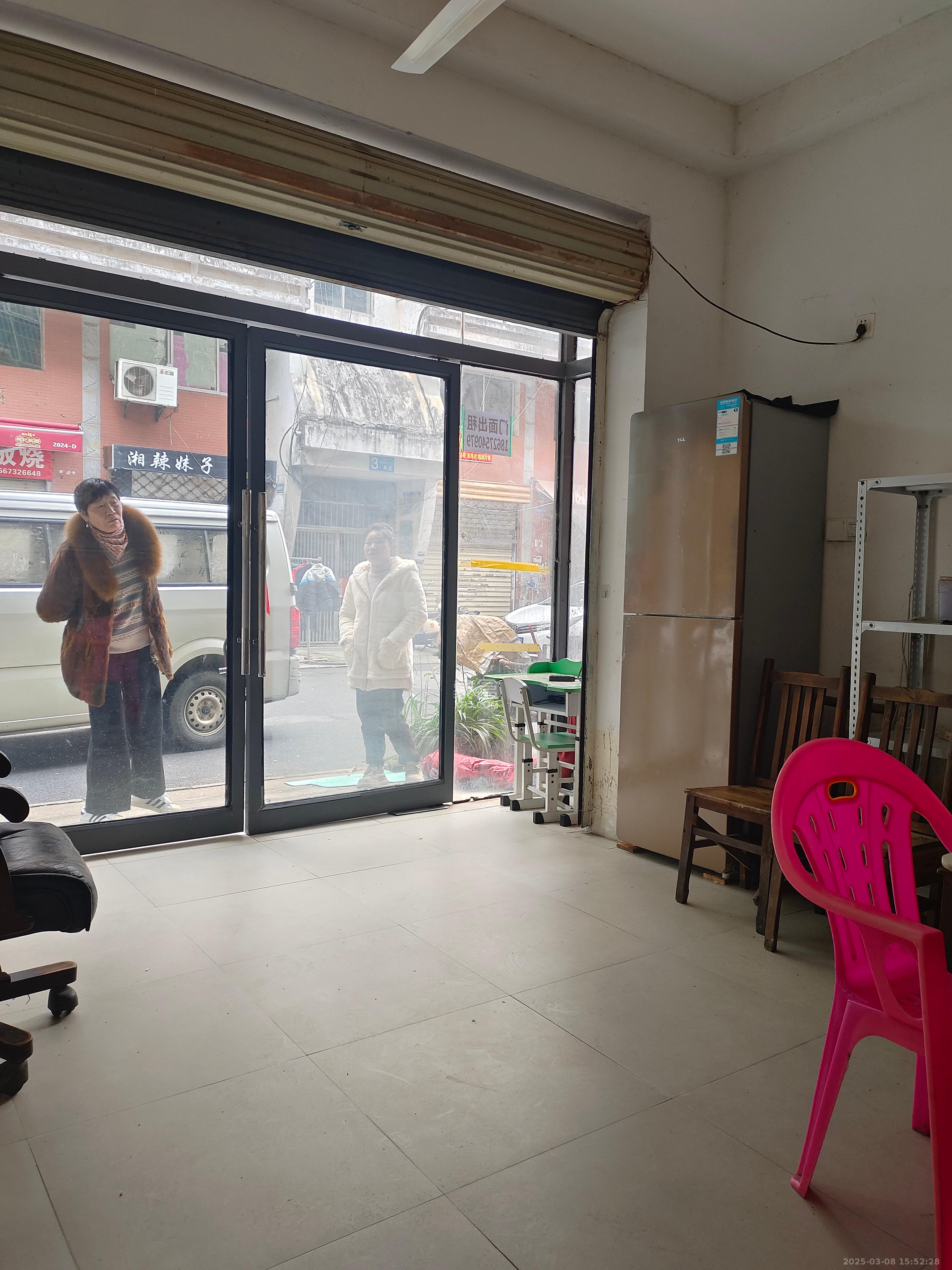 莲湖汽车饰品城(莲湖公寓) 3室3厅1卫 2000.0元/月 莲湖汽车饰品城(莲湖公寓) 3室3厅1卫 2000.0元/月室内图