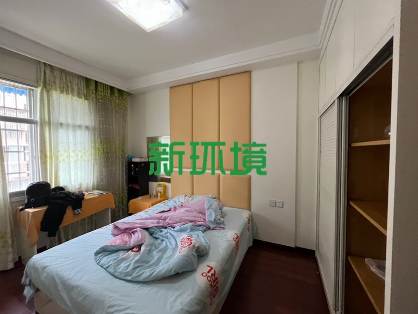 幸福阳光小区  3室2厅2卫   70.00万客厅
