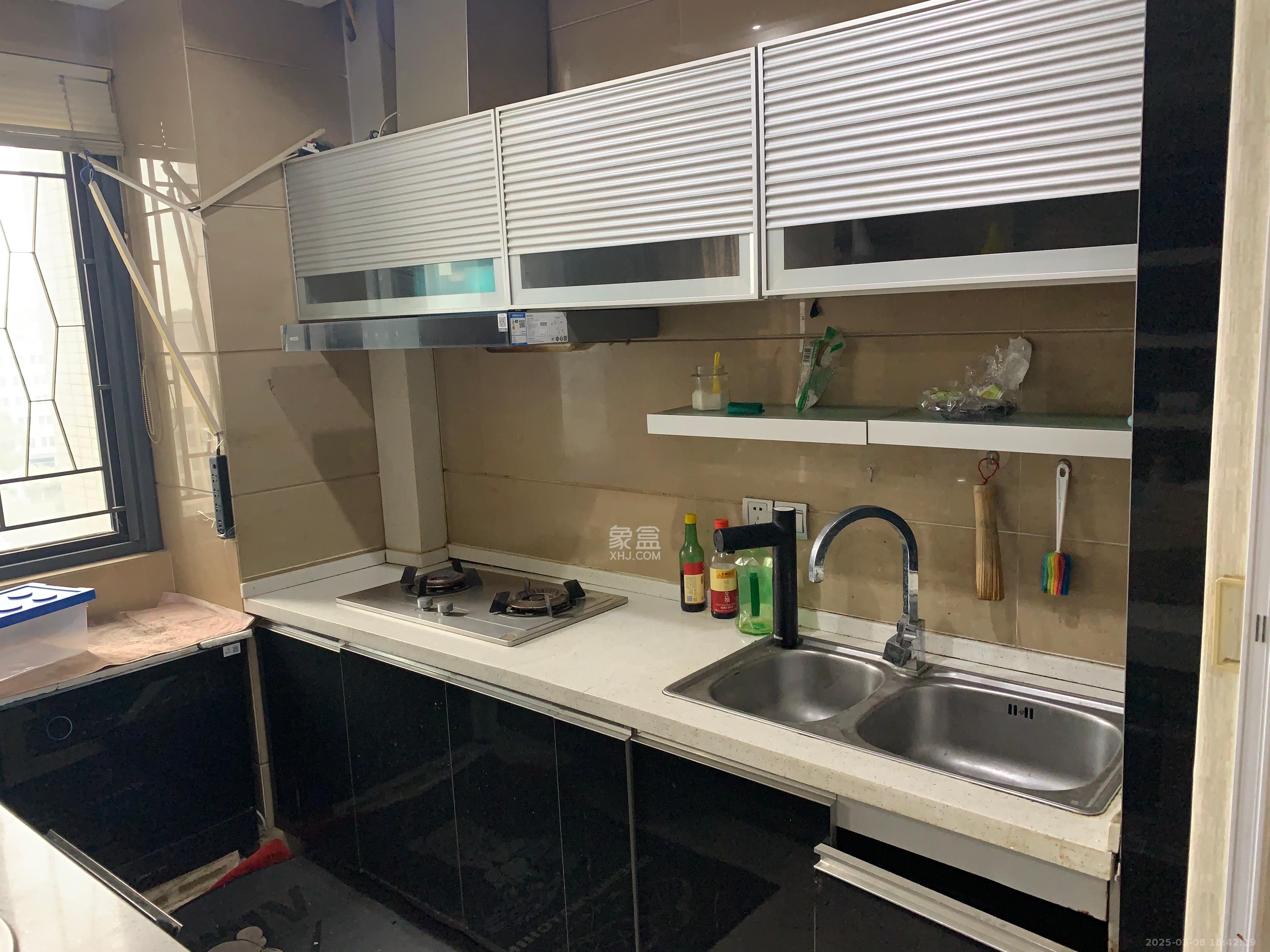 藏珑湖上国际花园 4室2厅2卫 4500.0元/月 藏珑湖上国际花园 4室2厅2卫 4500.0元/月室内图