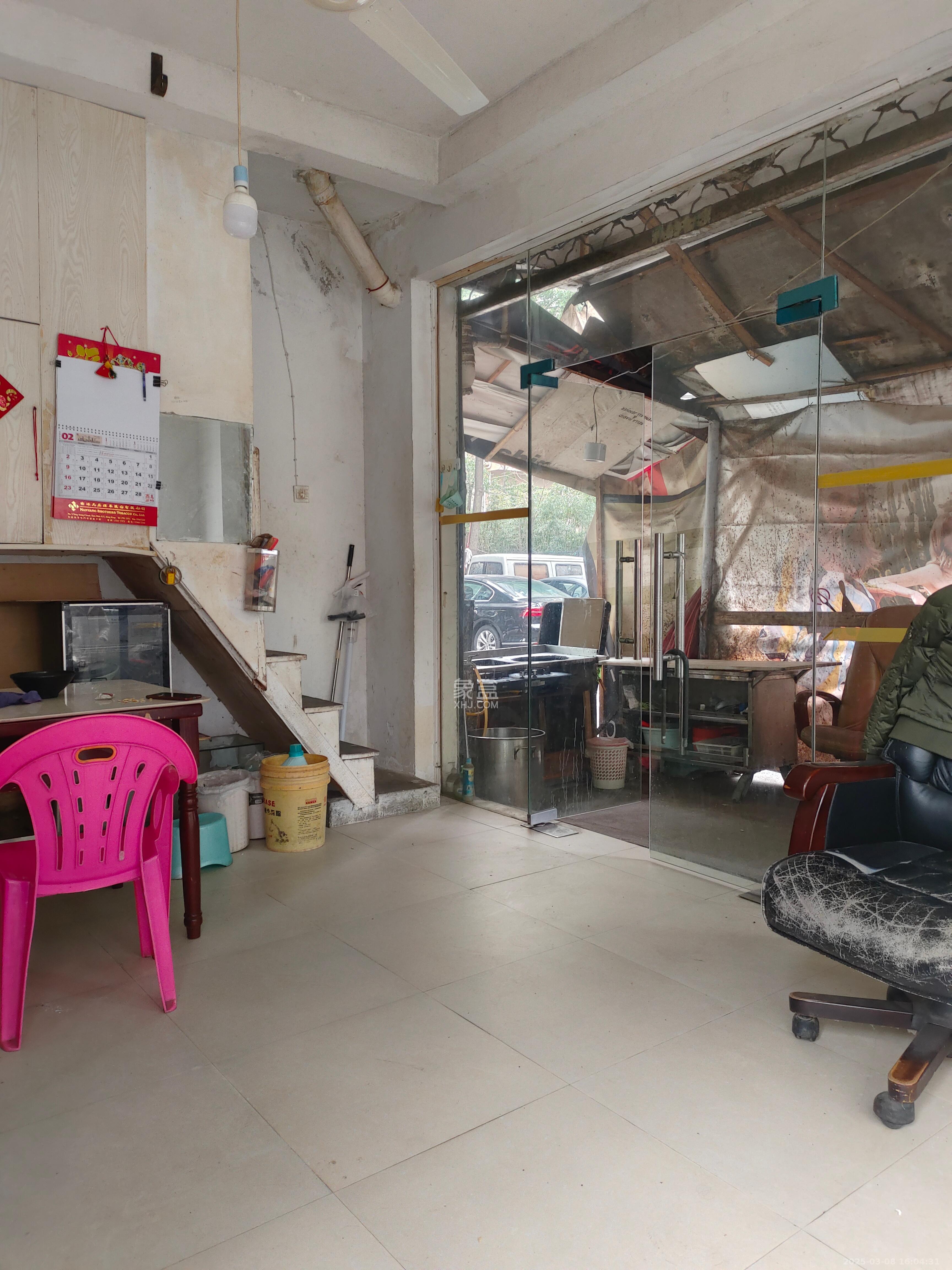 莲湖汽车饰品城(莲湖公寓)  1室2厅1卫    2000.0元/月 莲湖汽车饰品城(莲湖公寓)  1室2厅1卫    2000.0元/月室内图