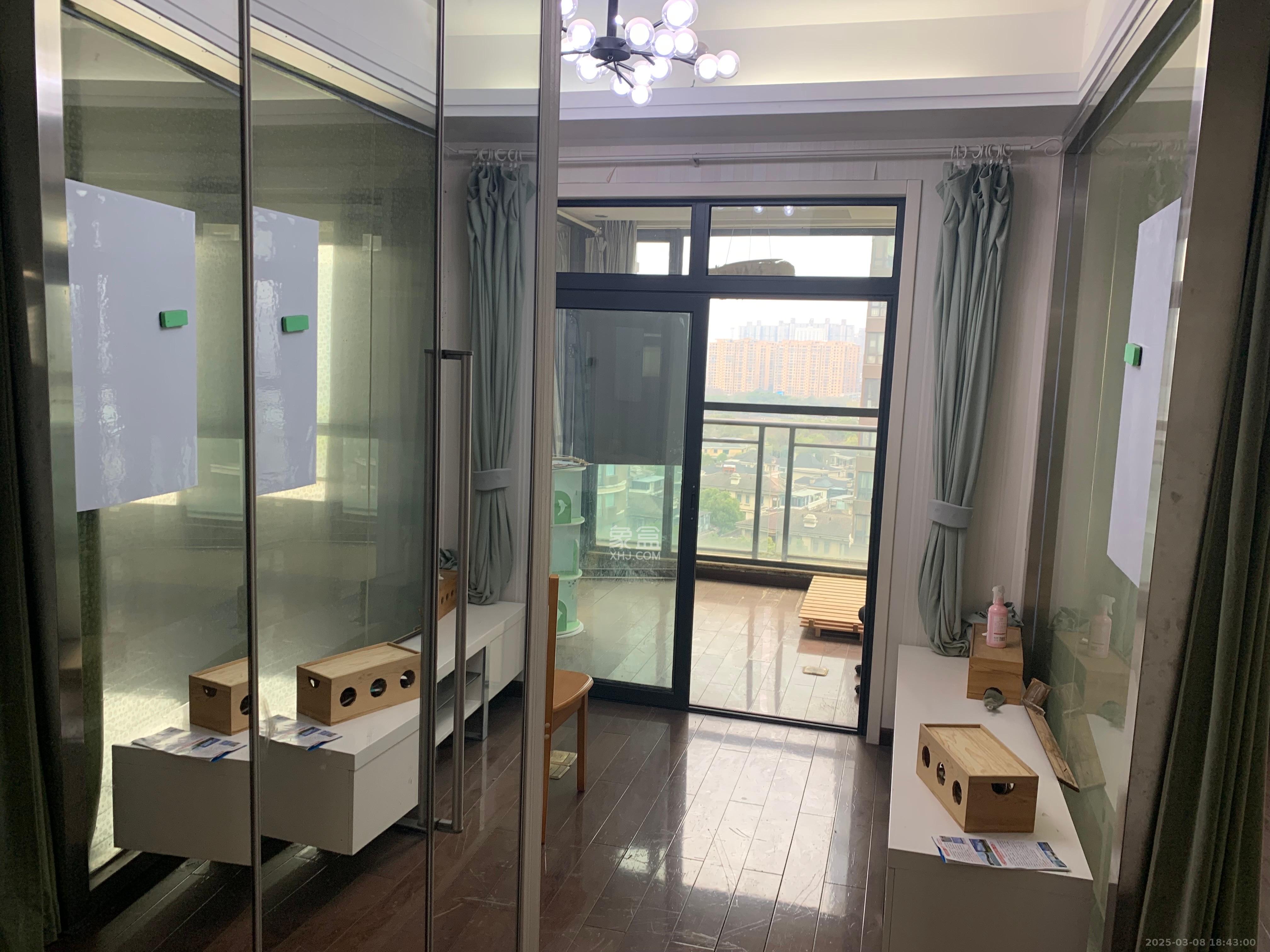 藏珑湖上国际花园 4室2厅2卫 4500.0元/月 藏珑湖上国际花园 4室2厅2卫 4500.0元/月室内图