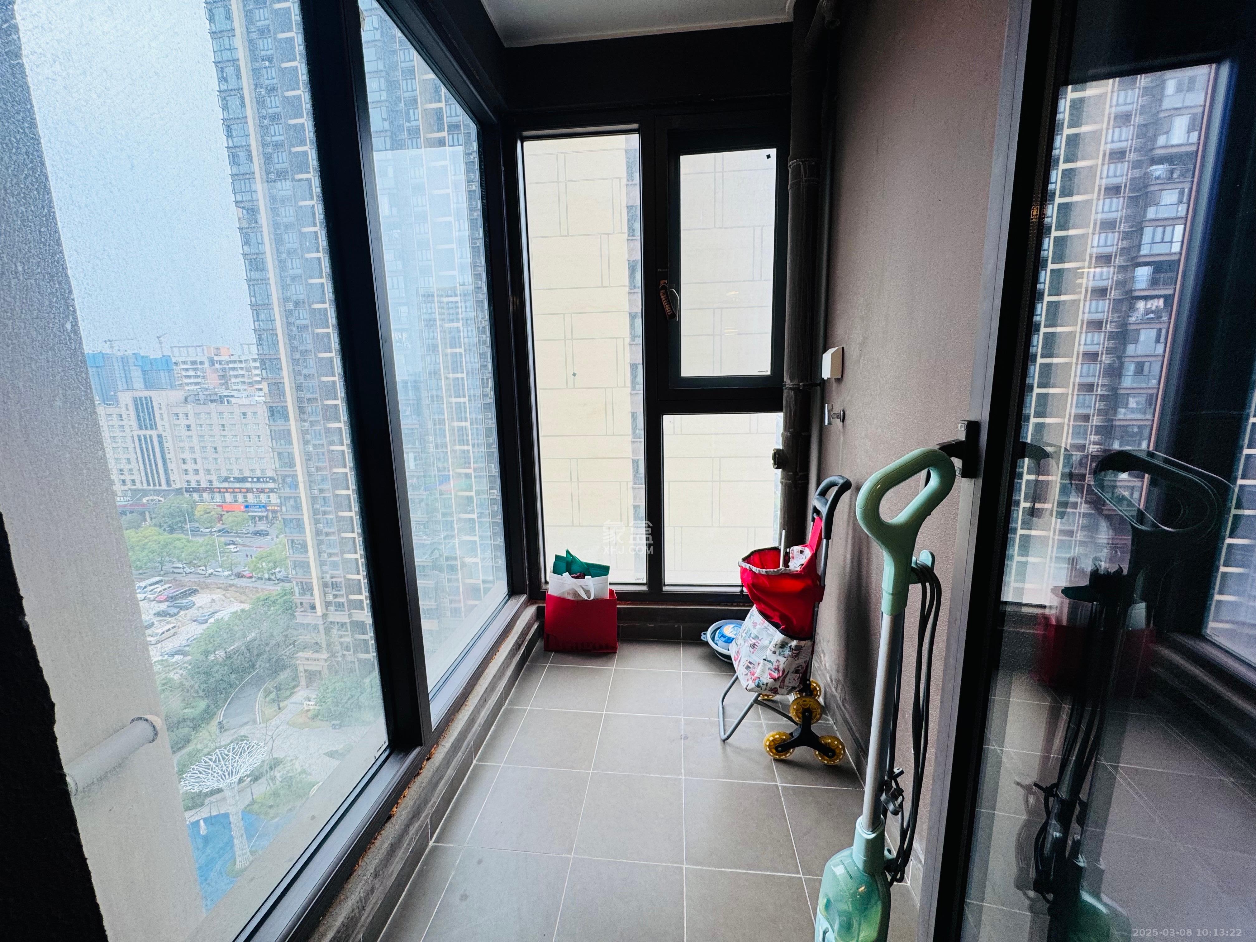龙湖水晶郦城  3室2厅2卫    3600.0元/月室内图