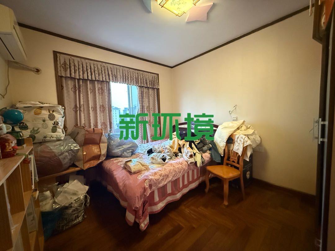 月亮湾一期  5室2厅3卫   85.00万客厅