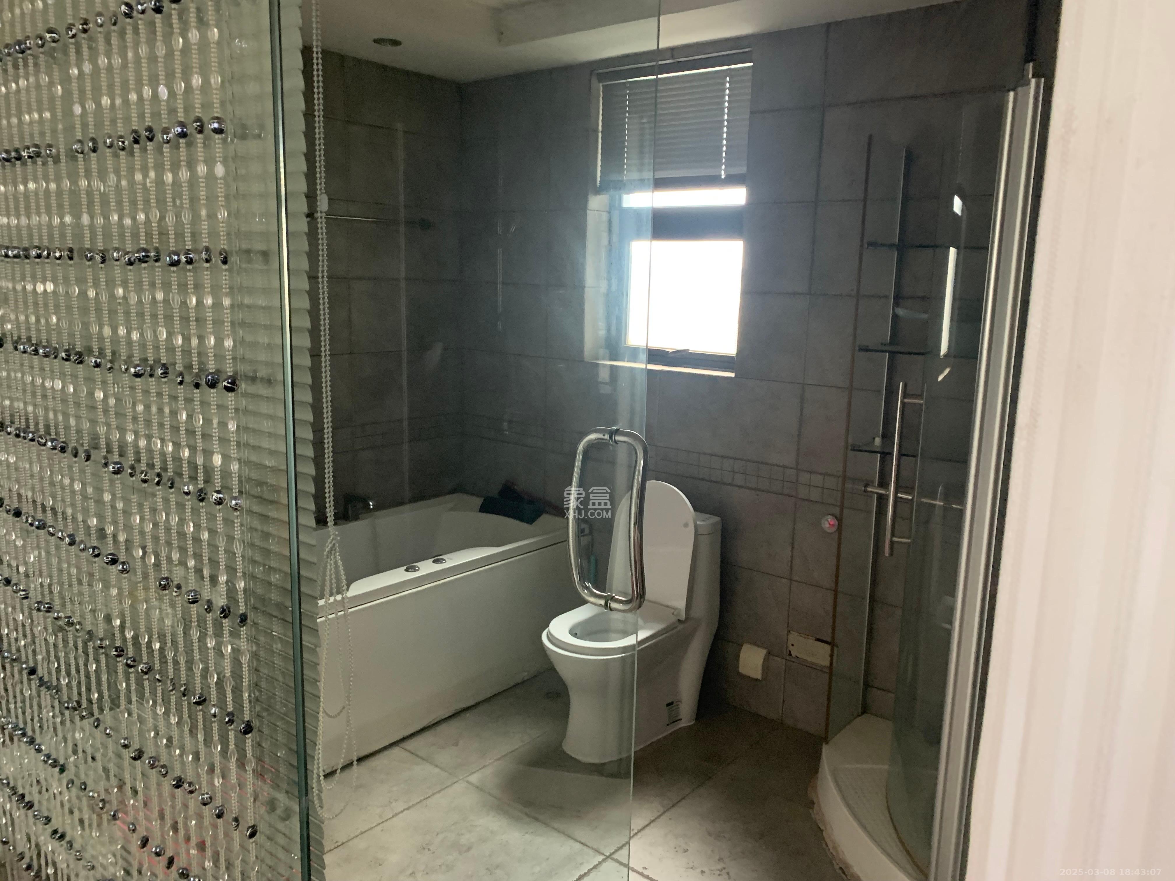 藏珑湖上国际花园 4室2厅2卫 4500.0元/月 藏珑湖上国际花园 4室2厅2卫 4500.0元/月室内图