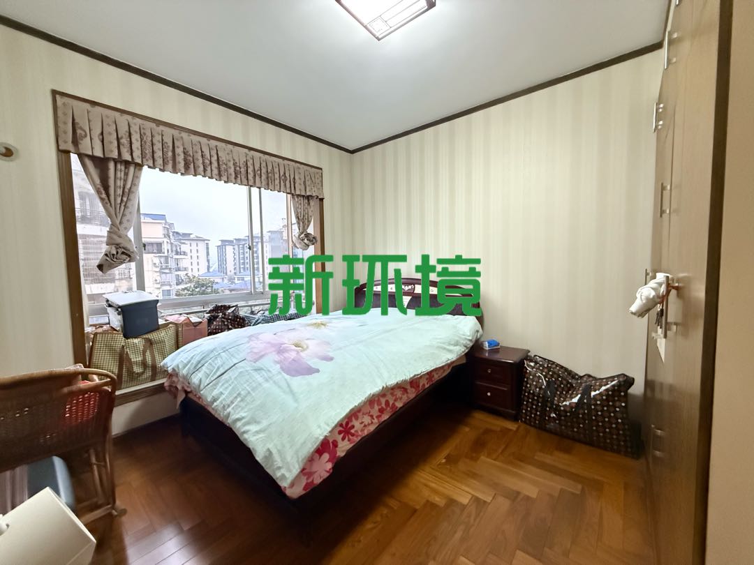 月亮湾一期  5室2厅3卫   85.00万客厅