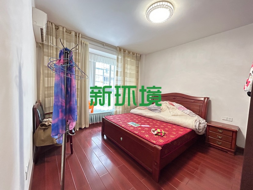 东城首座  4室2厅2卫   78.00万客厅