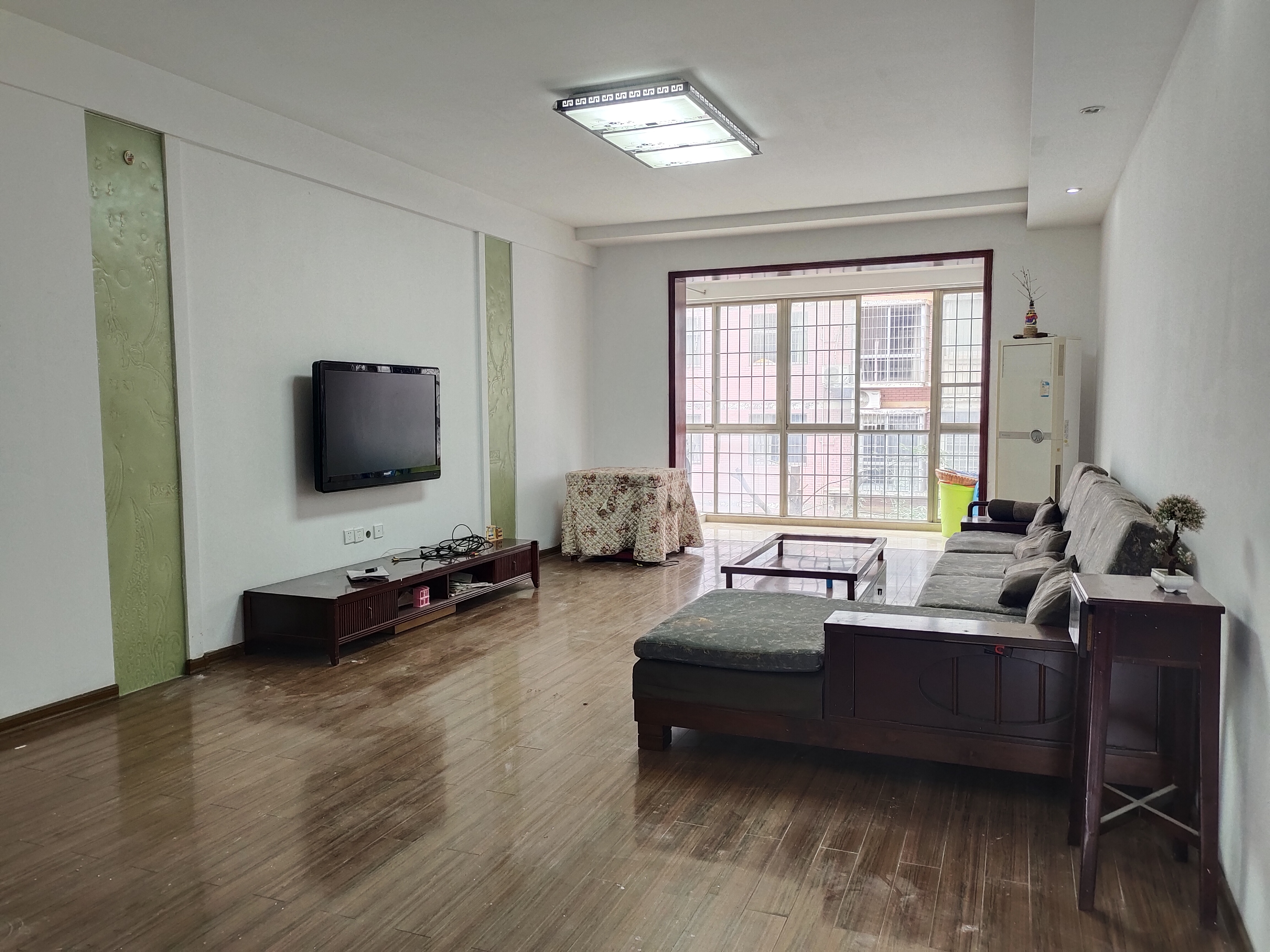 三星龙园 3室2厅2卫 67.0万 三星龙园 3室2厅2卫 67.0万客厅