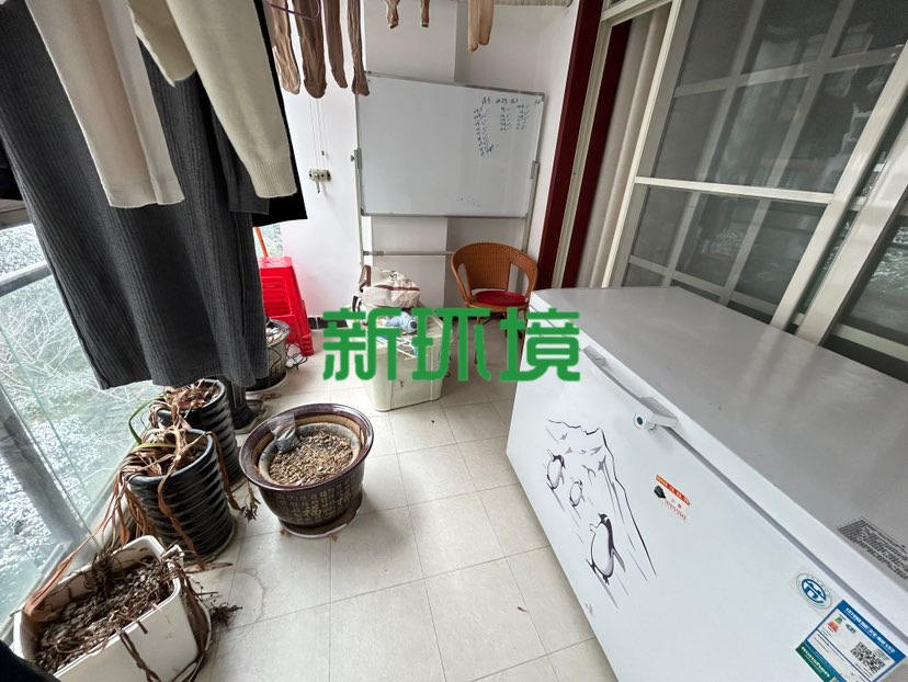 东城首座  4室2厅2卫   78.00万客厅