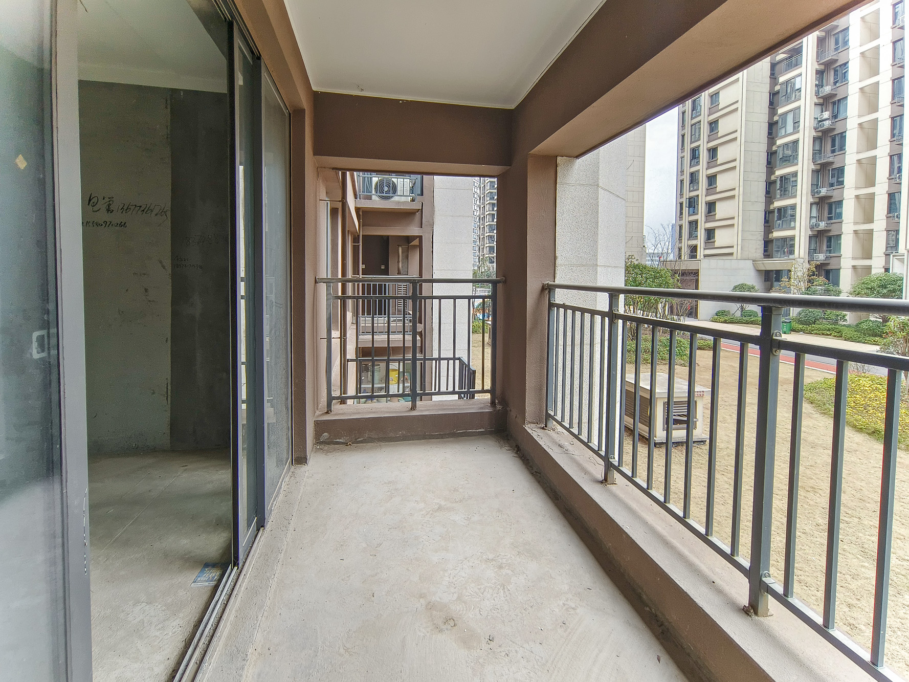 荣盛城  4室2厅2卫    83.0万 荣盛城  4室2厅2卫    83.0万阳台