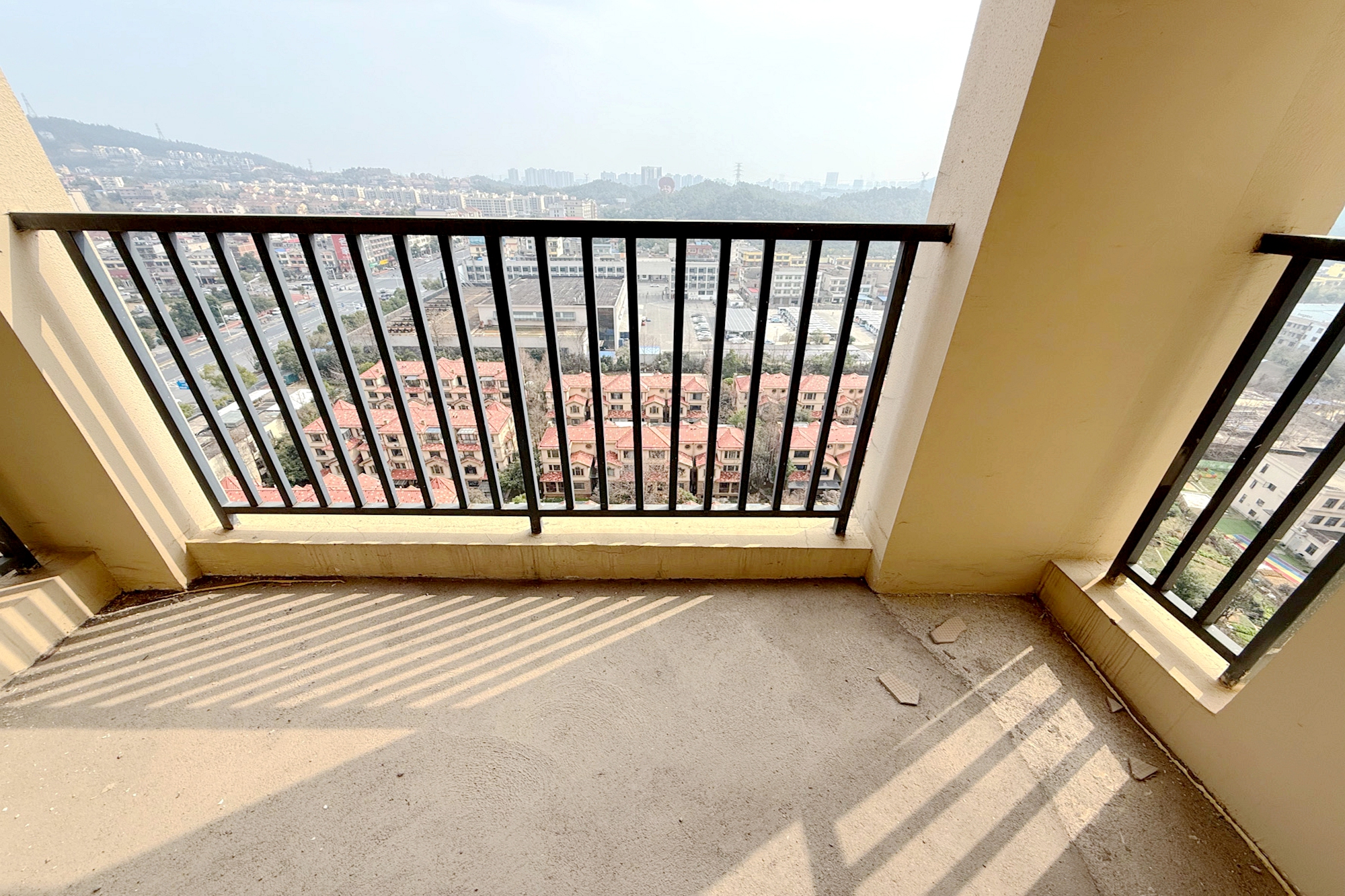 中粮鸿云 3室1厅1卫 55.0万 中粮鸿云 3室1厅1卫 55.0万阳台