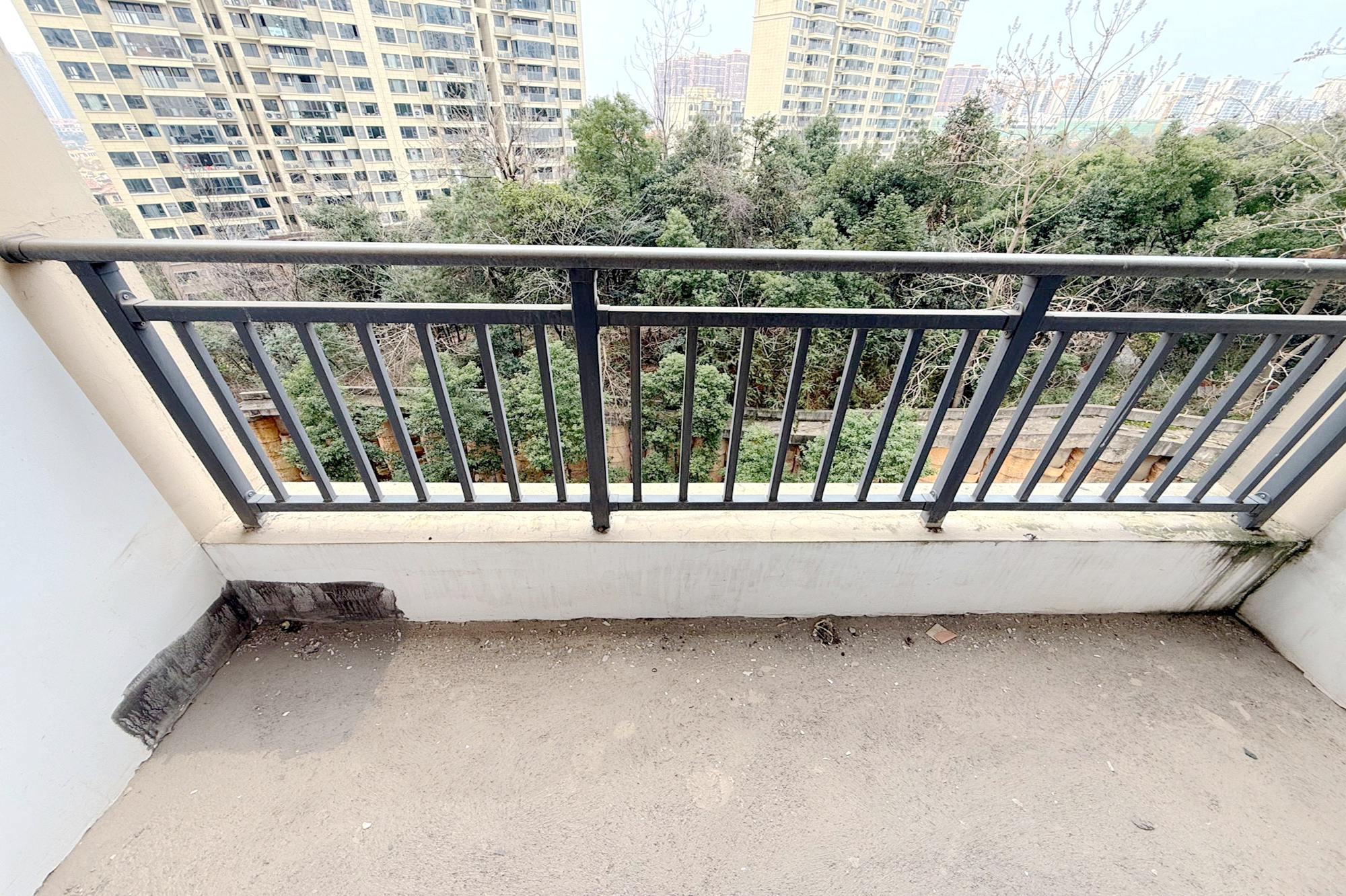 中粮鸿云  4室2厅2卫   89.00万阳台
