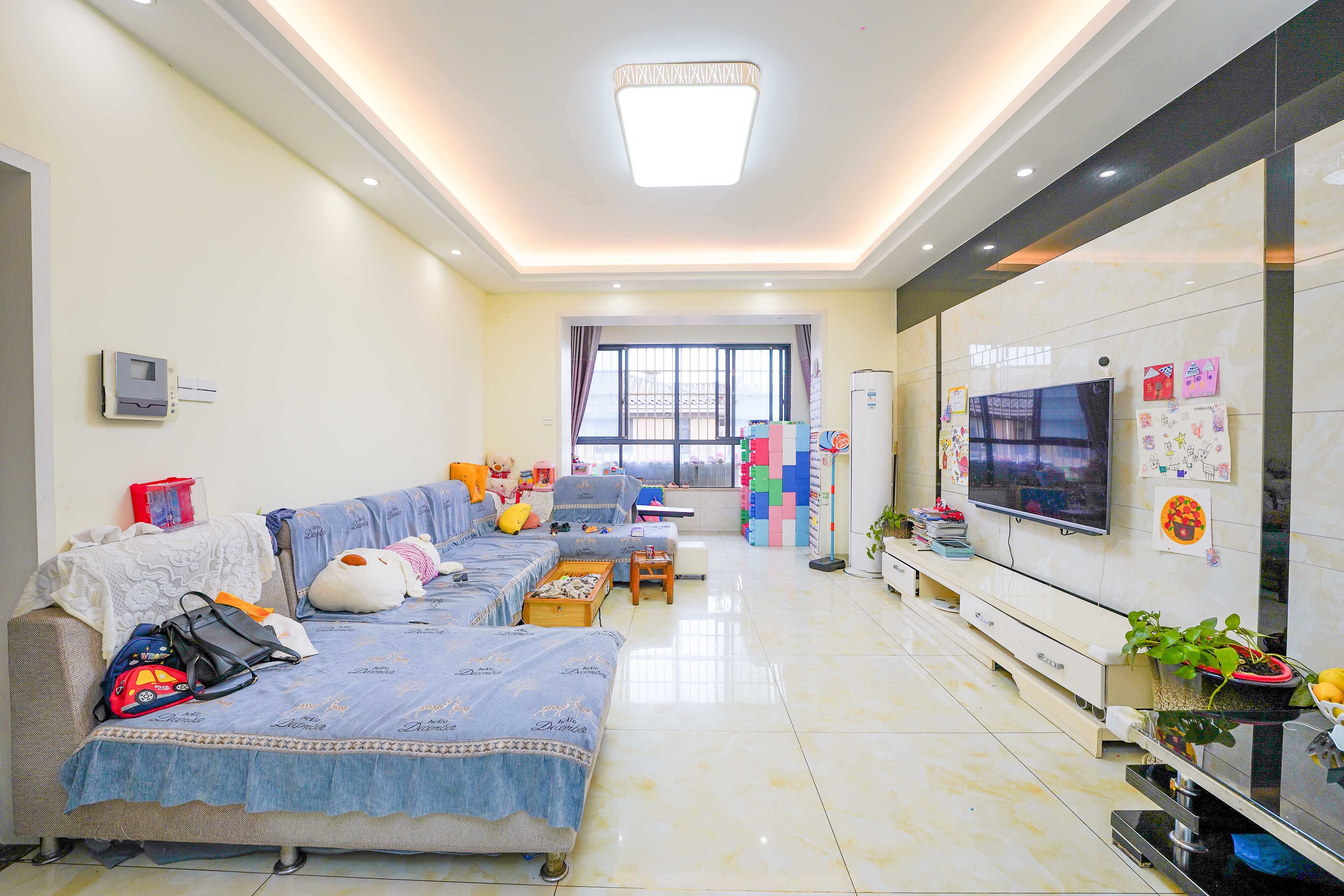 山水印象(愿景想山) 3室2厅2卫 96.0万 山水印象(愿景想山) 3室2厅2卫 96.0万客厅