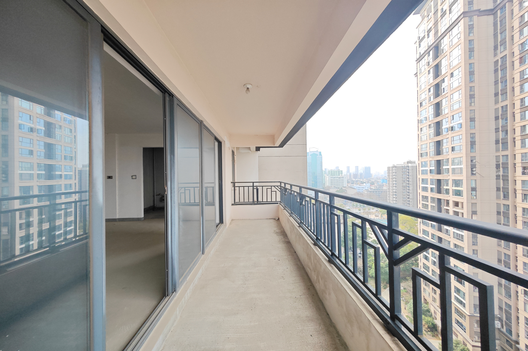 建发中央悦府  4室2厅2卫   200.00万阳台