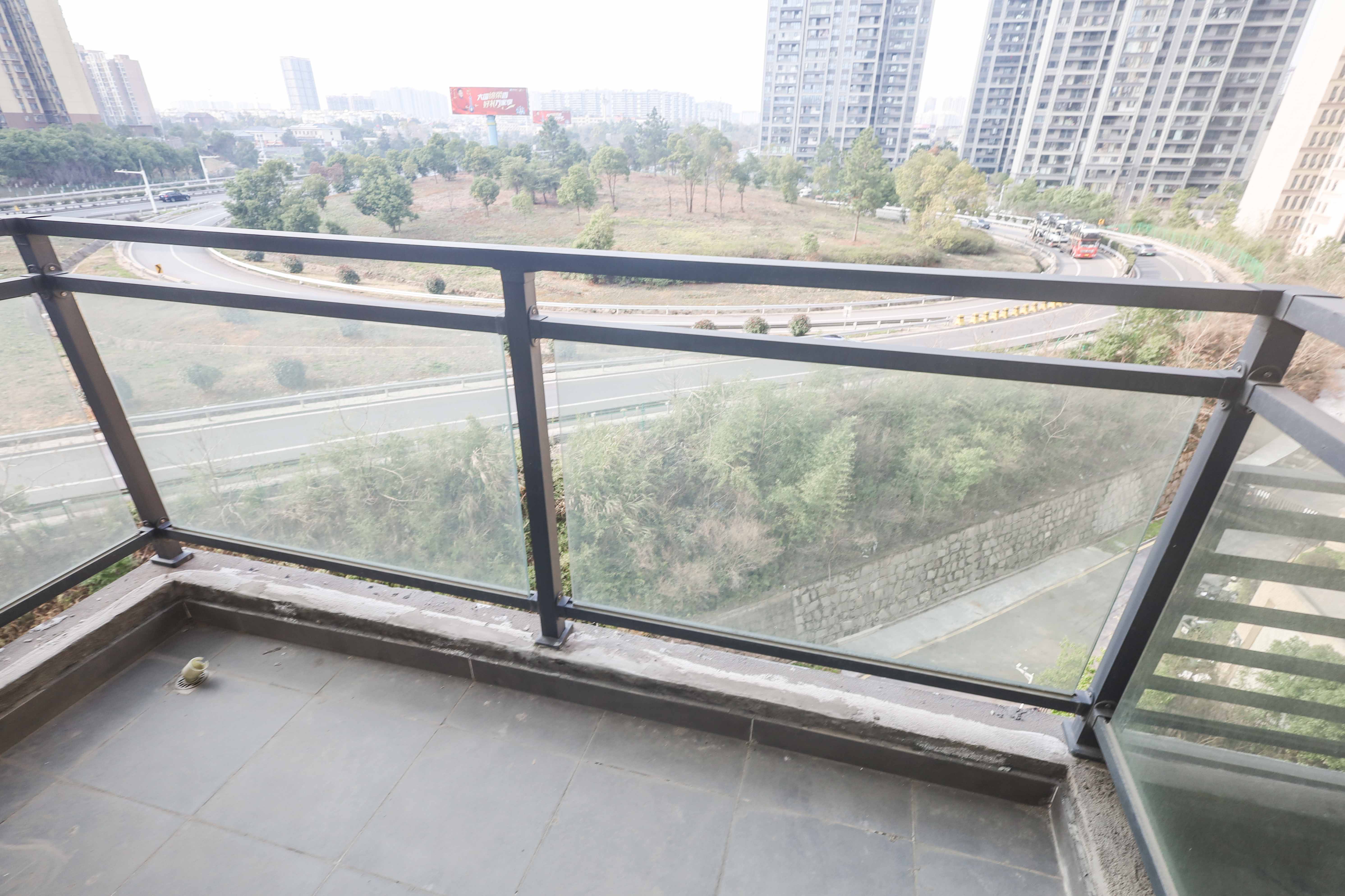 梦想新天地  3室2厅2卫    142.0万阳台