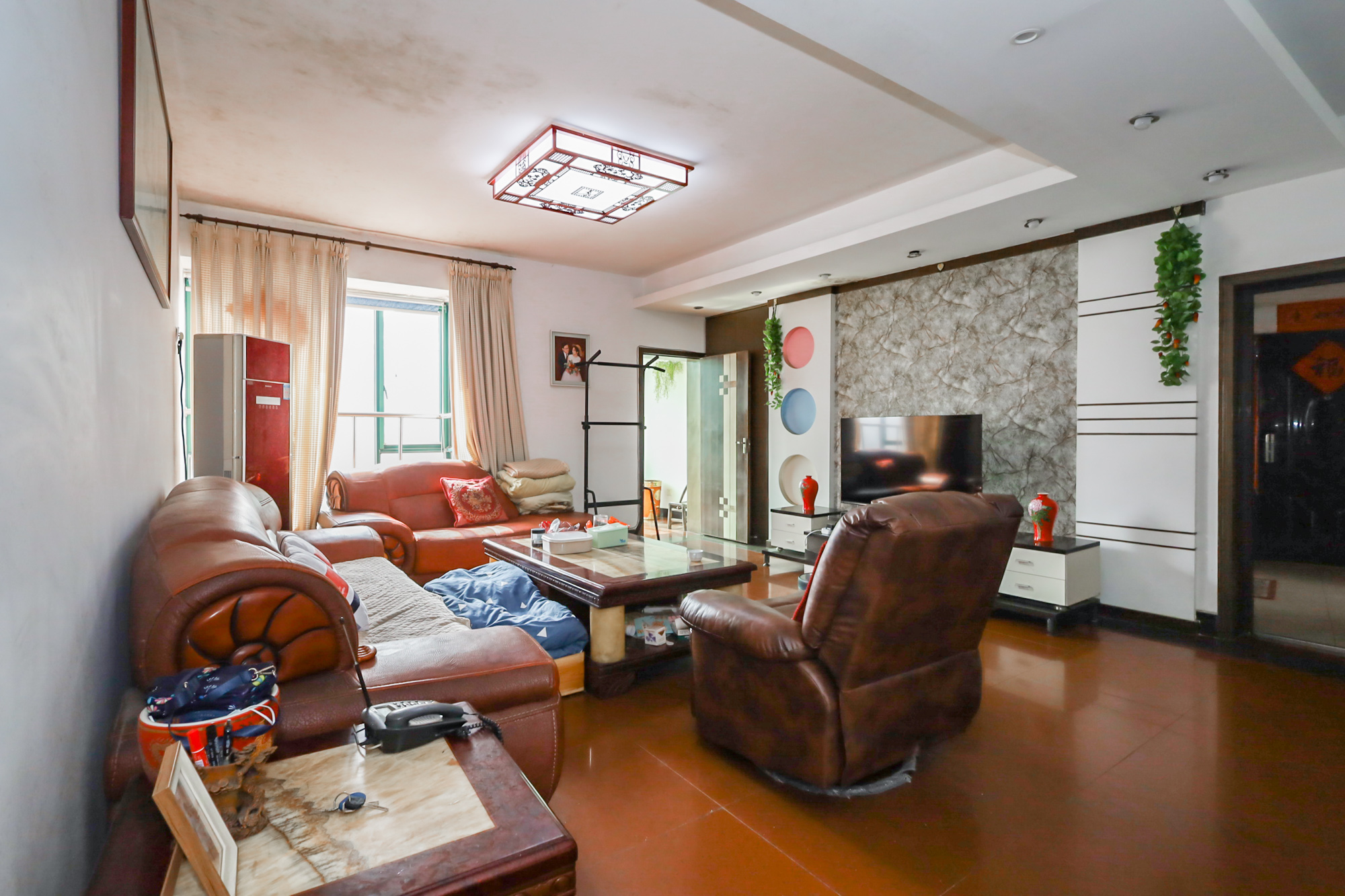 金色山庄 6室2厅3卫 226.0万 金色山庄 6室2厅3卫 226.0万客厅