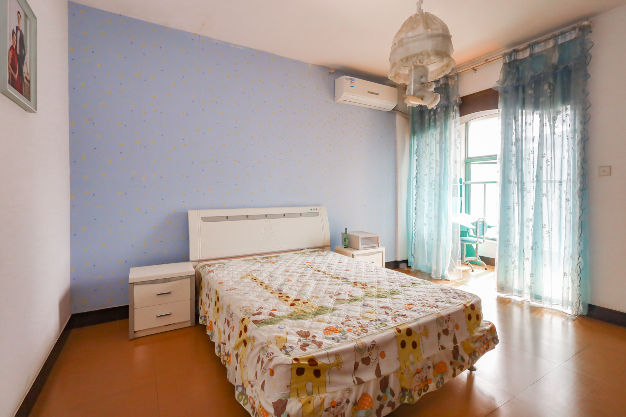 金色山庄 6室2厅3卫 226.0万 金色山庄 6室2厅3卫 226.0万客厅