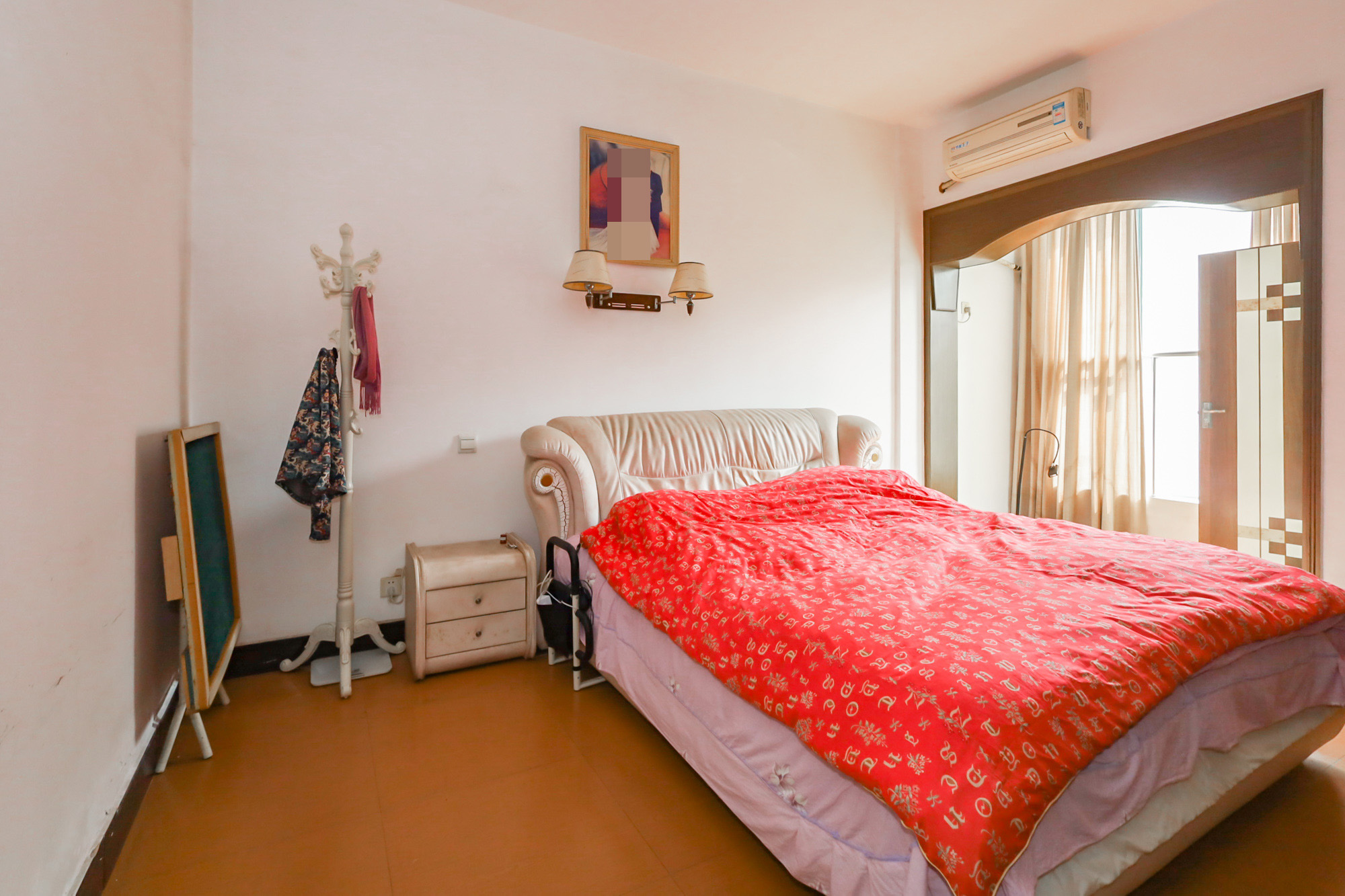 金色山庄 6室2厅3卫 226.0万 金色山庄 6室2厅3卫 226.0万客厅