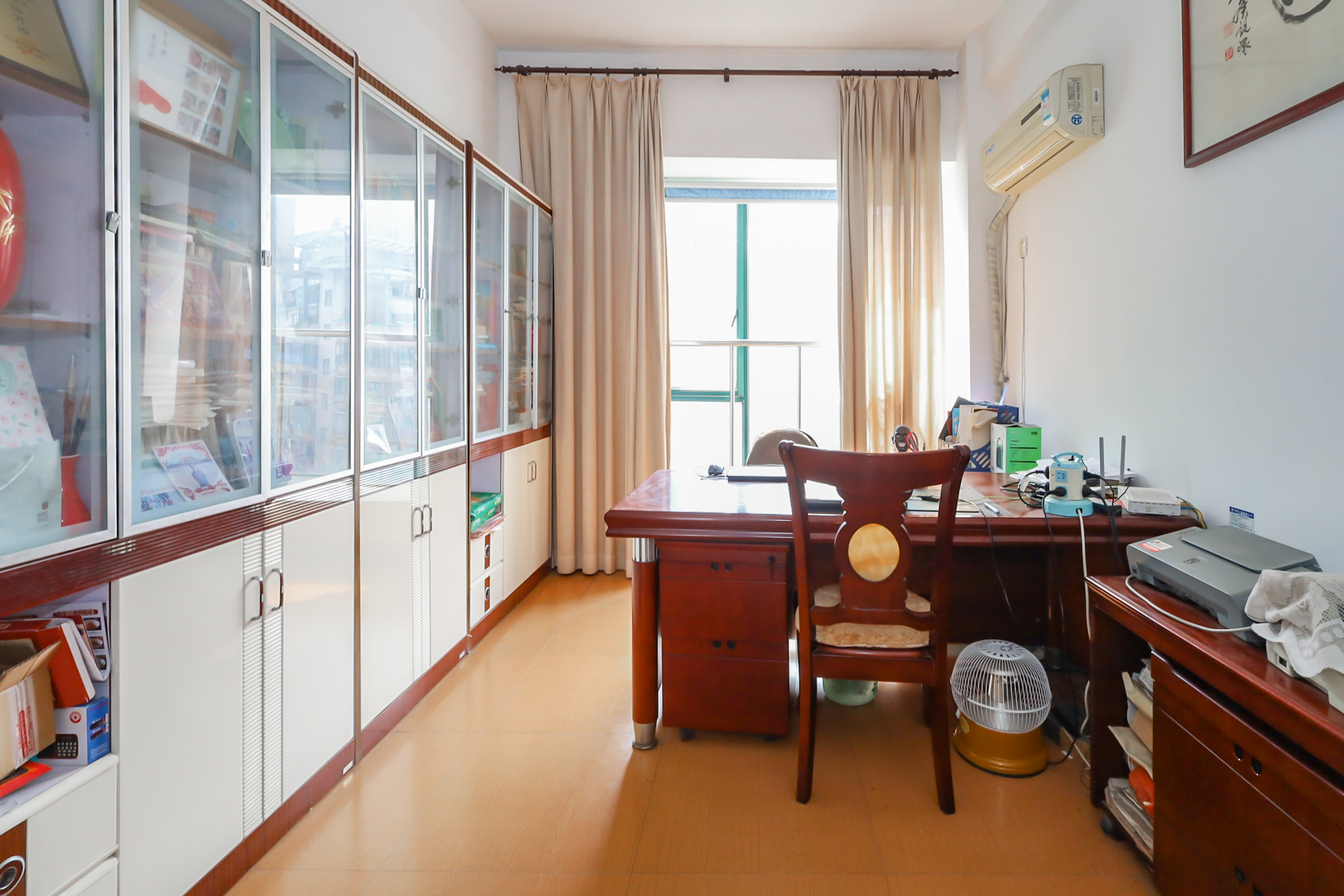 金色山庄 6室2厅3卫 226.0万 金色山庄 6室2厅3卫 226.0万卧室