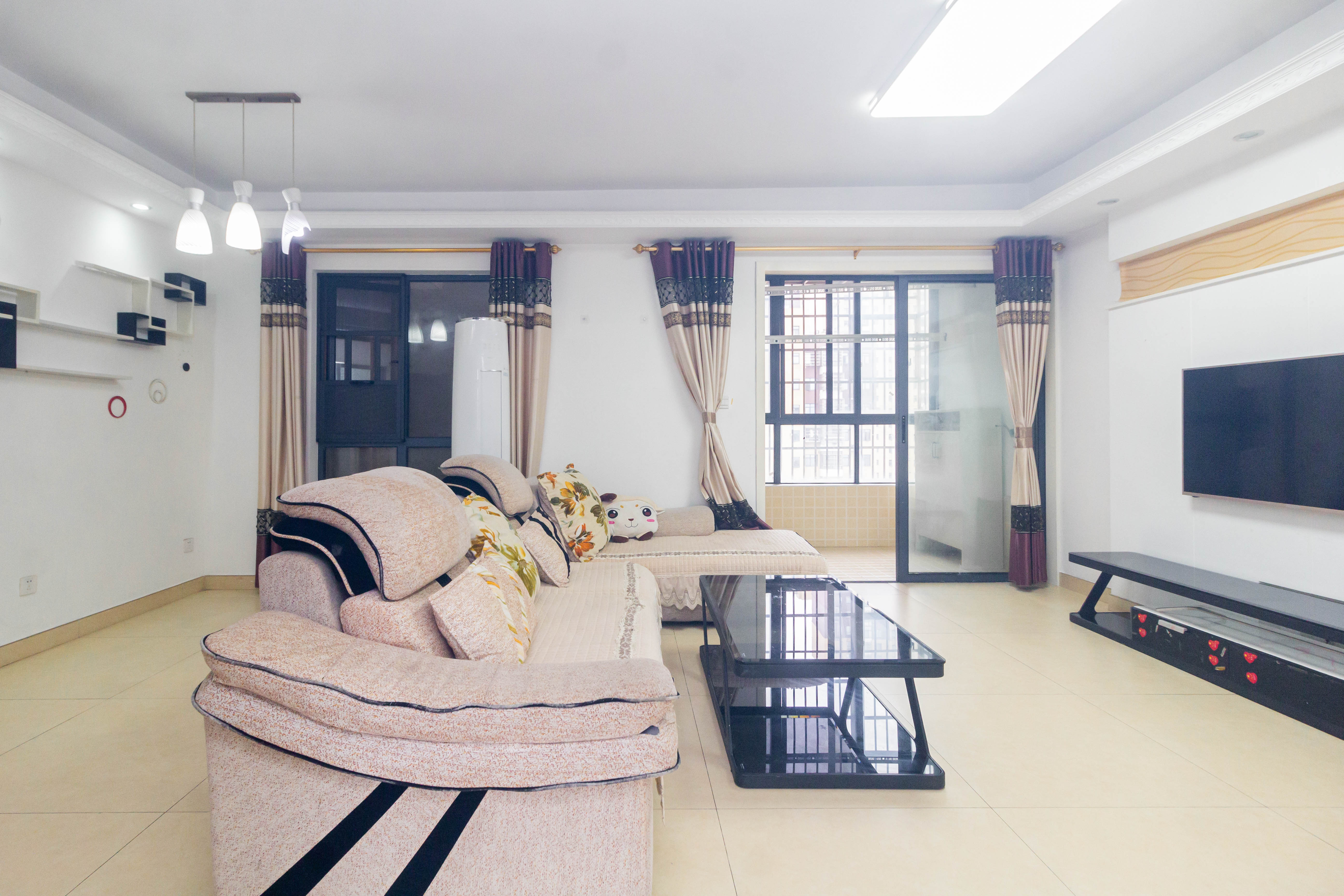 中国铁建国际城二期 3室2厅1卫 48.8万 中国铁建国际城二期 3室2厅1卫 48.8万客厅