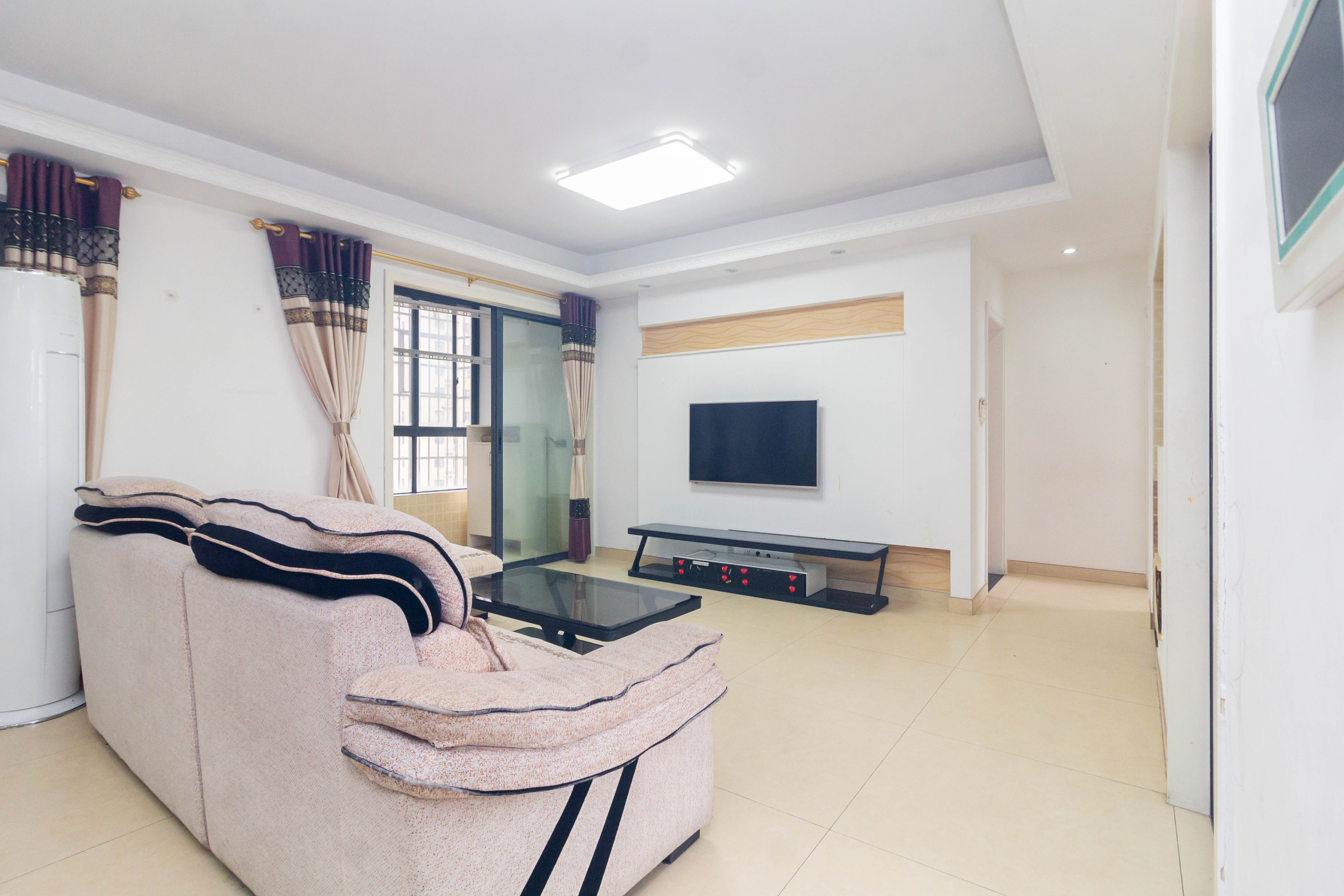 中国铁建国际城二期 3室2厅1卫 48.8万 中国铁建国际城二期 3室2厅1卫 48.8万客厅