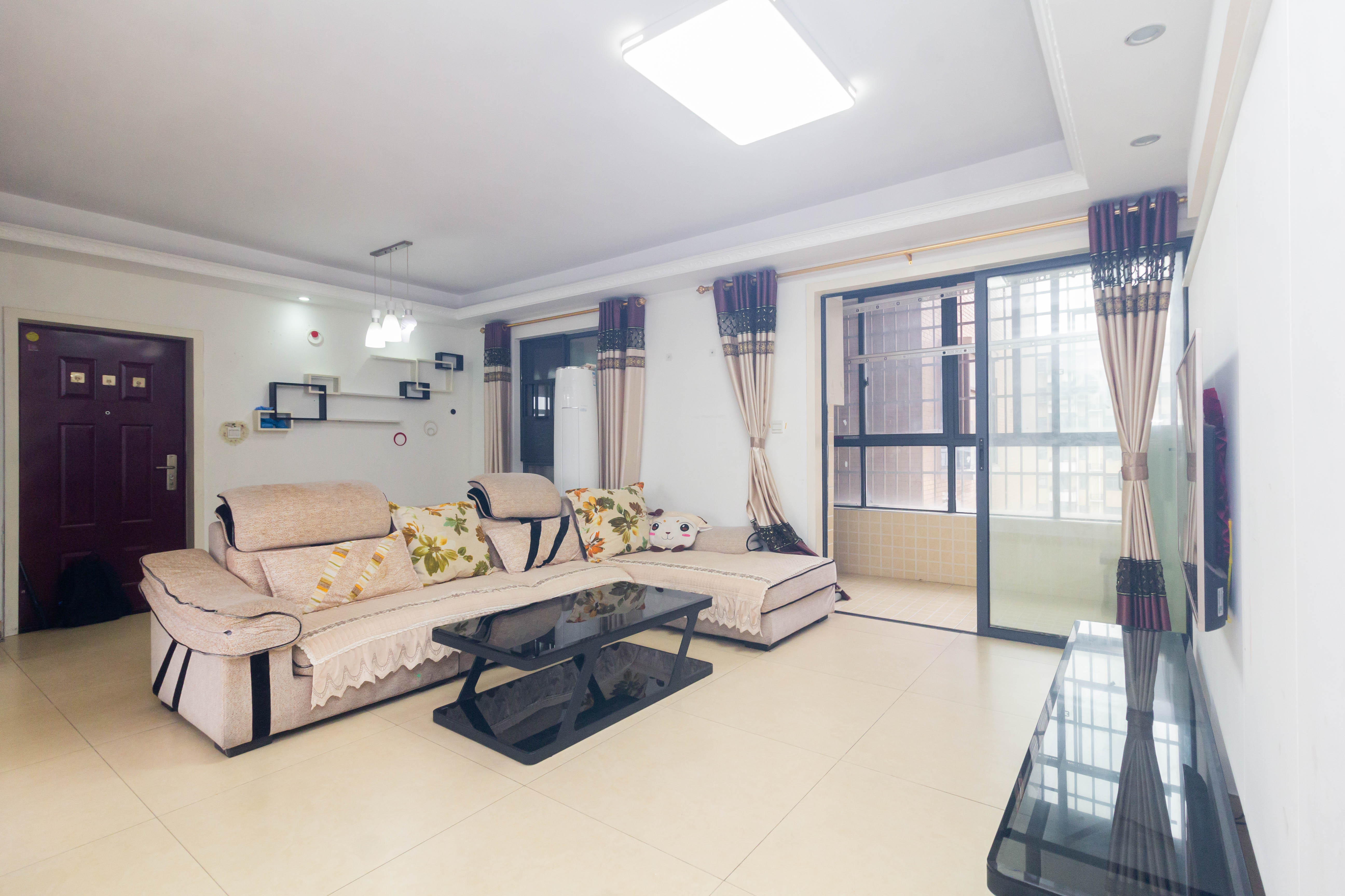 中国铁建国际城二期 3室2厅1卫 48.8万 中国铁建国际城二期 3室2厅1卫 48.8万客厅