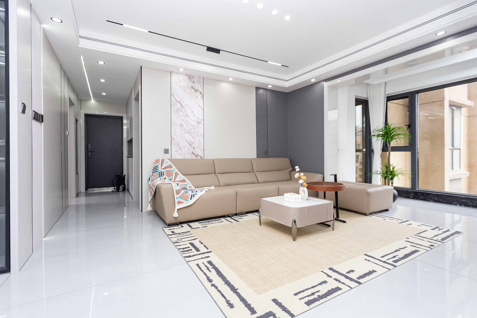 勤诚达新界  4室2厅2卫   135.80万客厅