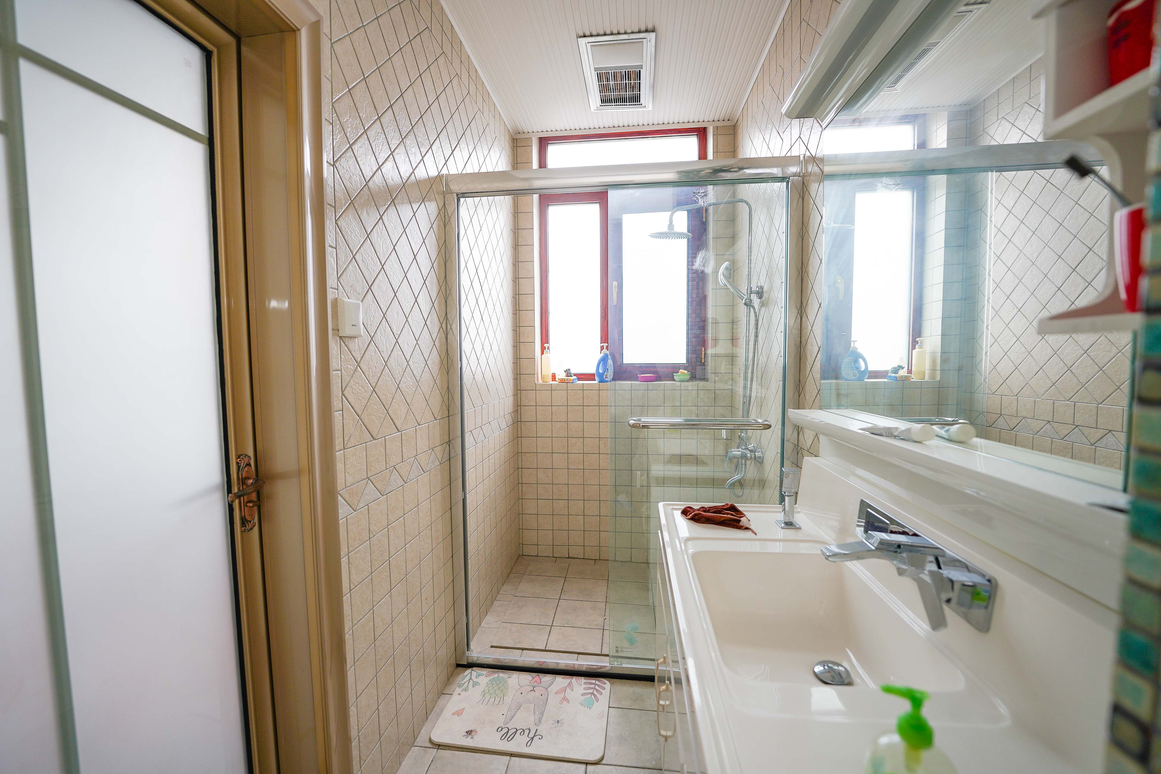佳兆业水岸新都  5室2厅4卫   328.00万卫生间