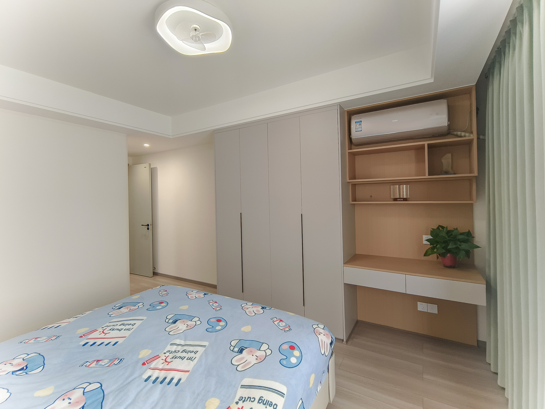 保利金香槟  4室2厅2卫   190.00万卧室