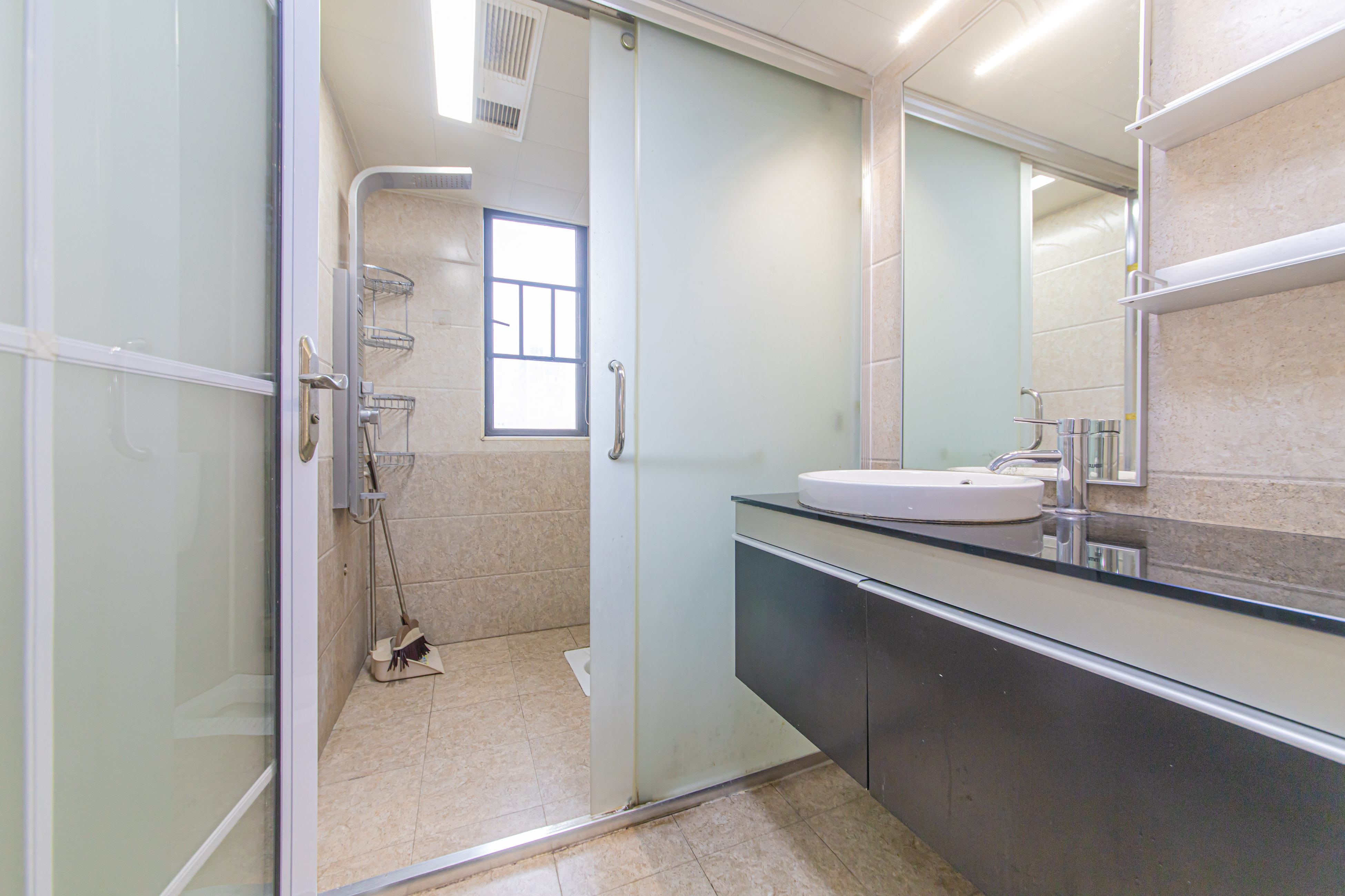 九峰远见 2室2厅1卫 95.8万 九峰远见 2室2厅1卫 95.8万卫生间