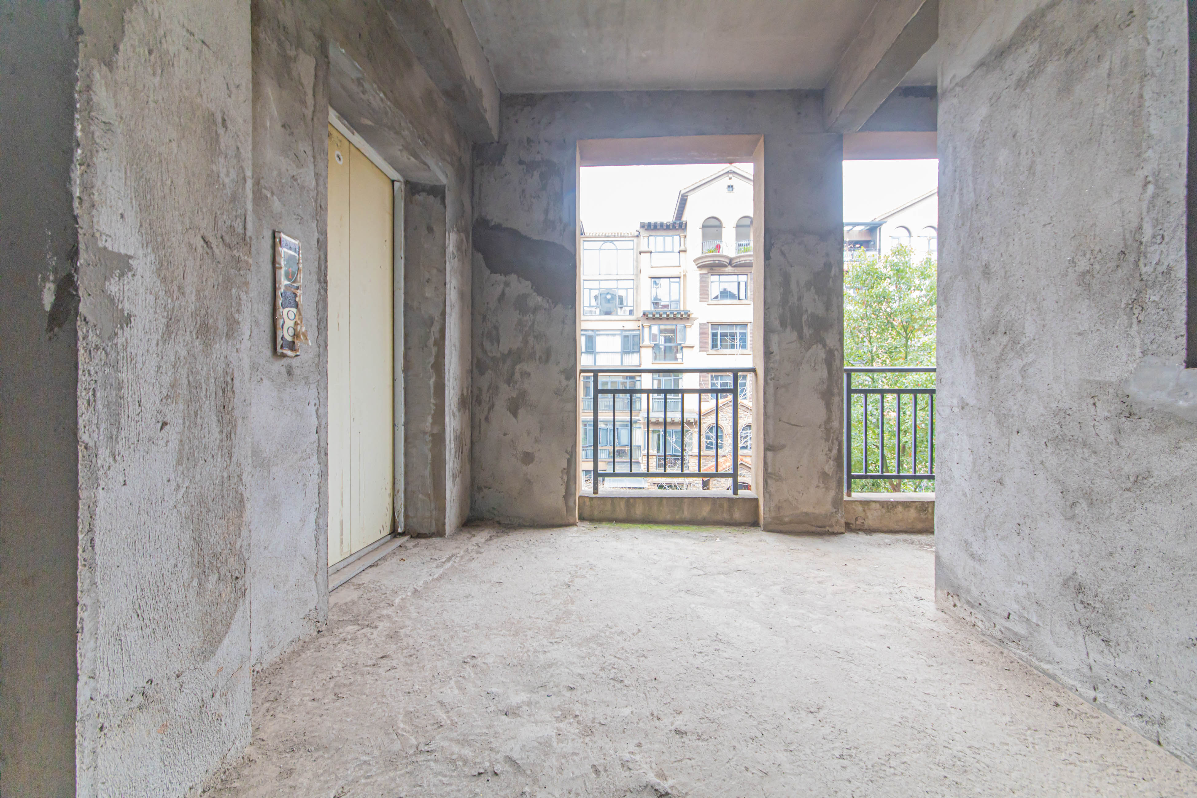 中建芙蓉和苑  4室2厅1卫   298.00万阳台