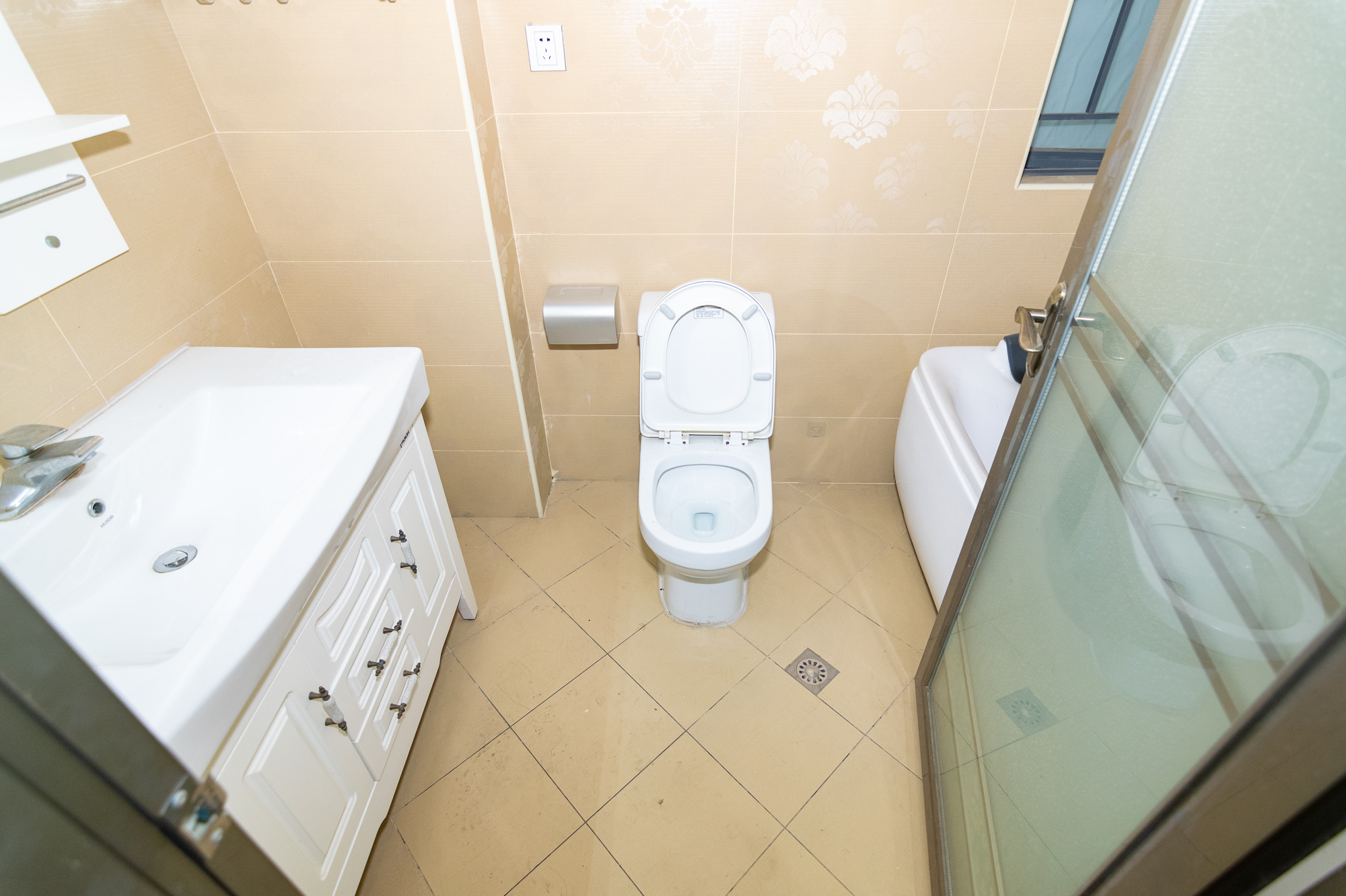 联诚国际城 3室2厅2卫 75.0万 联诚国际城 3室2厅2卫 75.0万卫生间